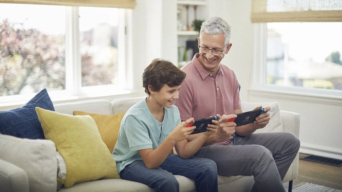 Hai bố con đang vui vẻ chơi Nintendo Switch cùng nhau, thể hiện khả năng giải trí đa dạng cho gia đình của console này.
