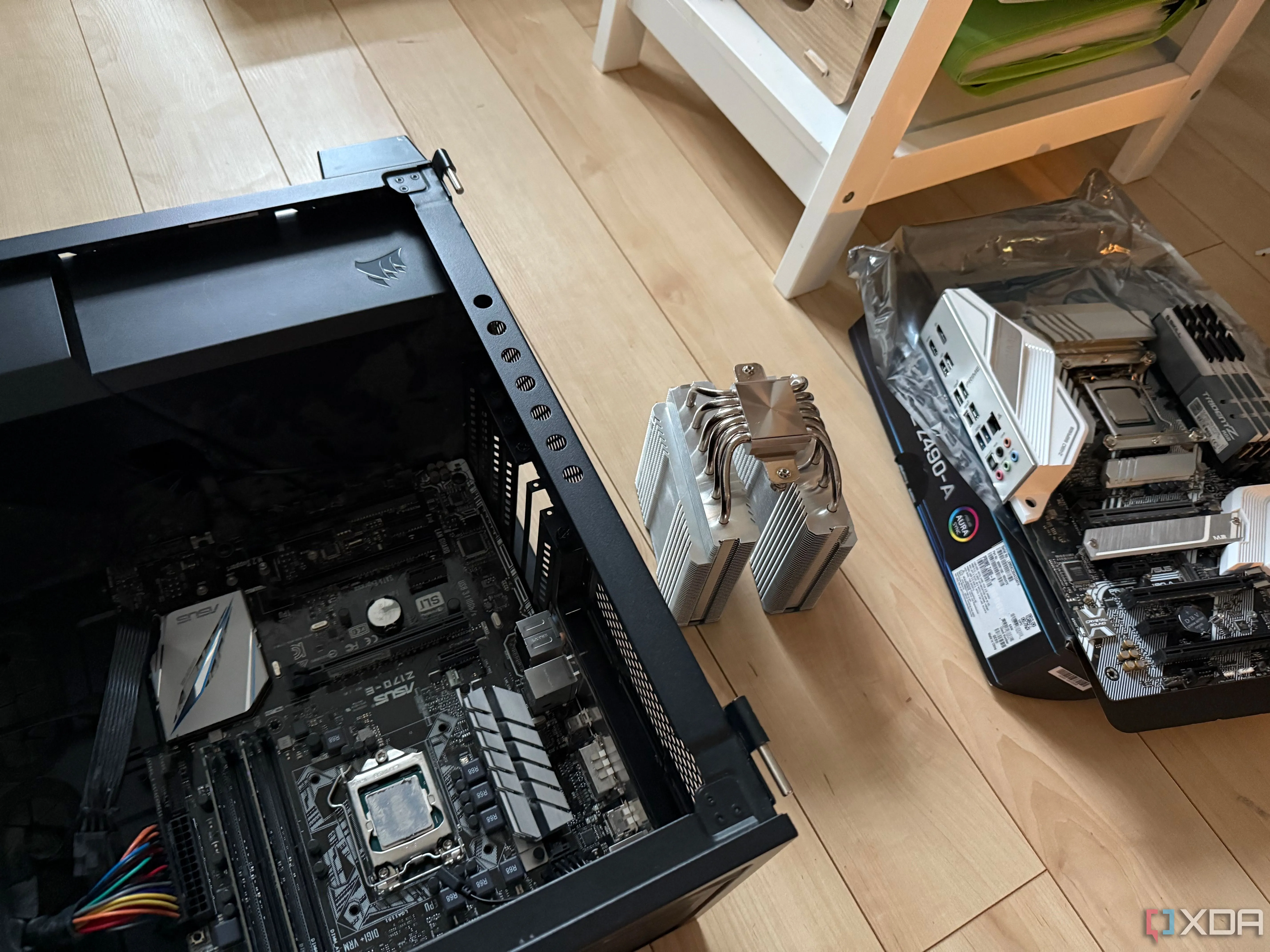 Hai bo mạch chủ và một tản nhiệt khí CPU đặt trên bàn