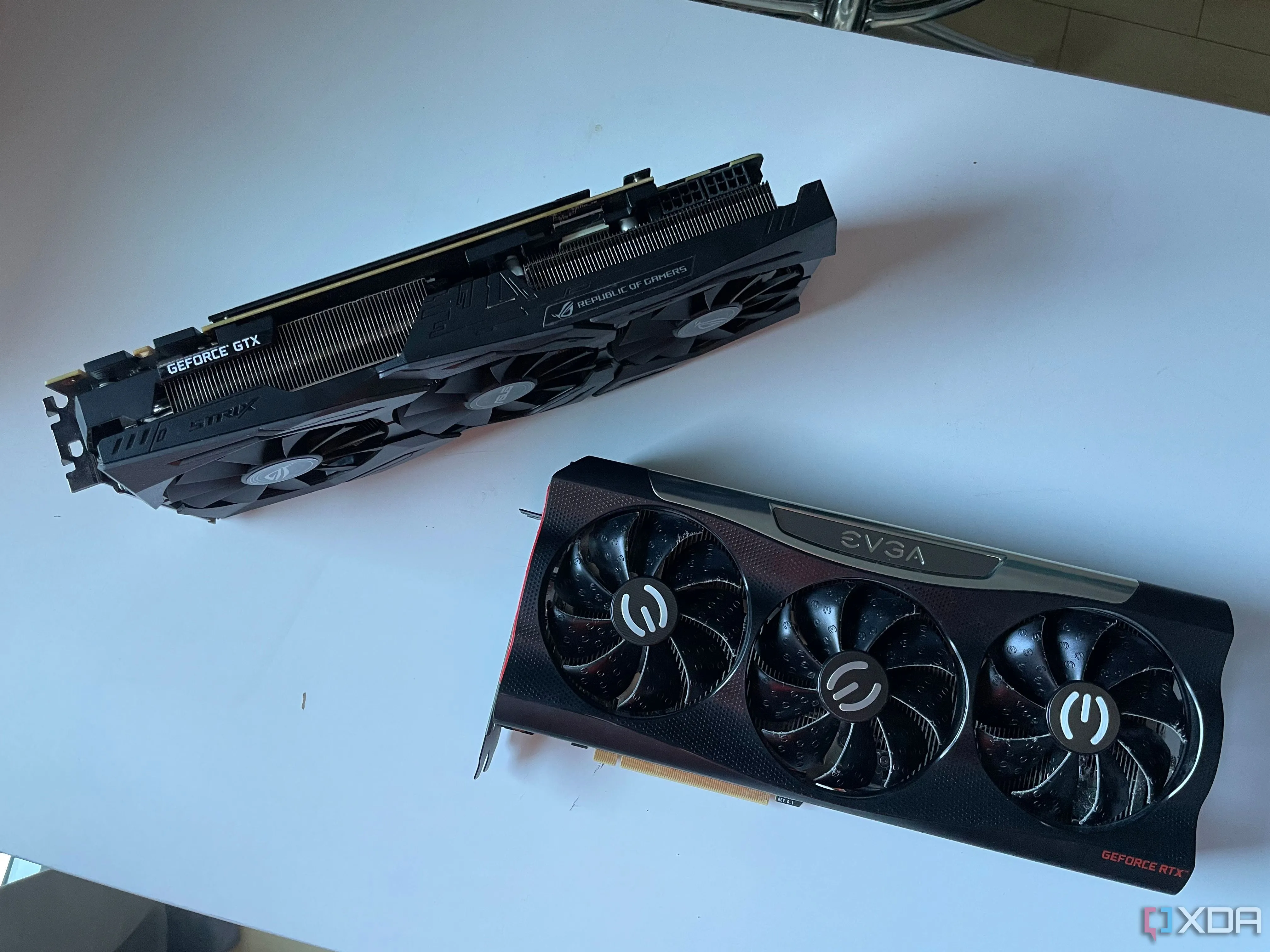 Hai card đồ họa, ASUS STRIX 1080Ti và EVGA RTX 3080, đặt trên bàn