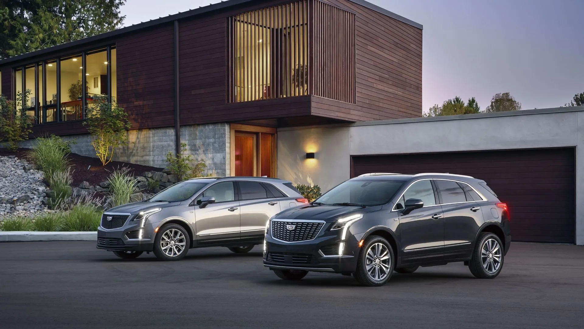 Hai chiếc Cadillac XT5 2020 phiên bản Premium Luxury và Sport đậu cạnh nhau, so sánh sự khác biệt tinh tế