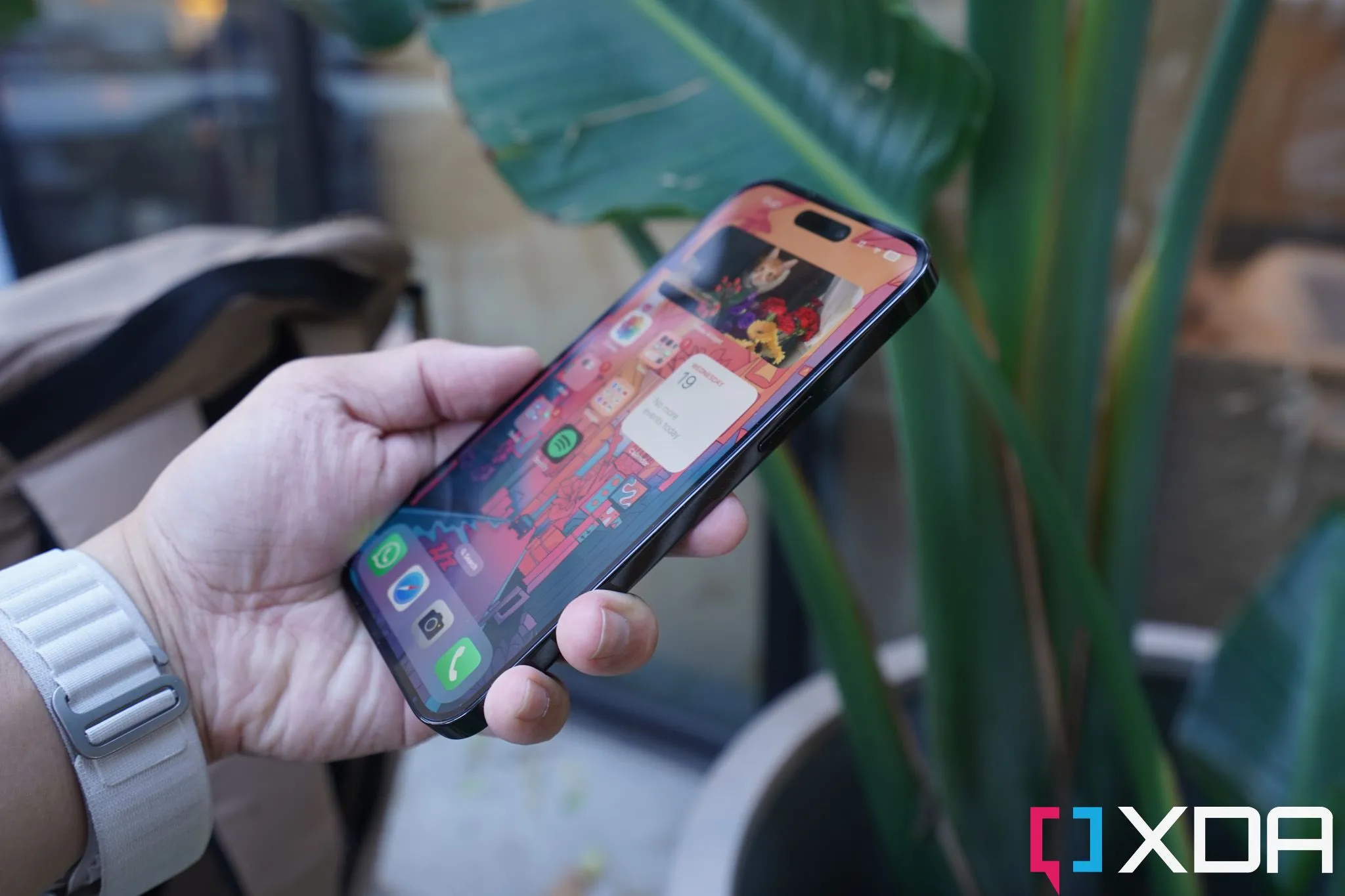 Hai chiếc điện thoại thông minh iPhone và Pixel, đại diện cho thiết bị di động sử dụng ứng dụng xác thực đa yếu tố