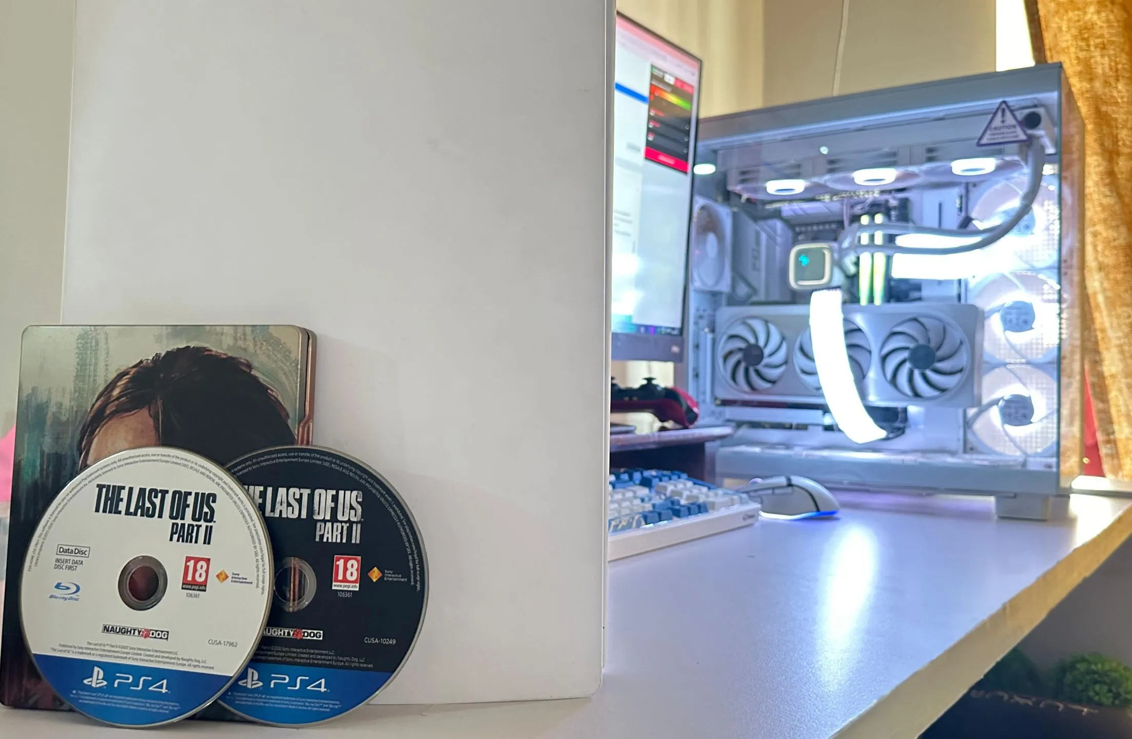 Hai đĩa game The Last of Us Part II PS4