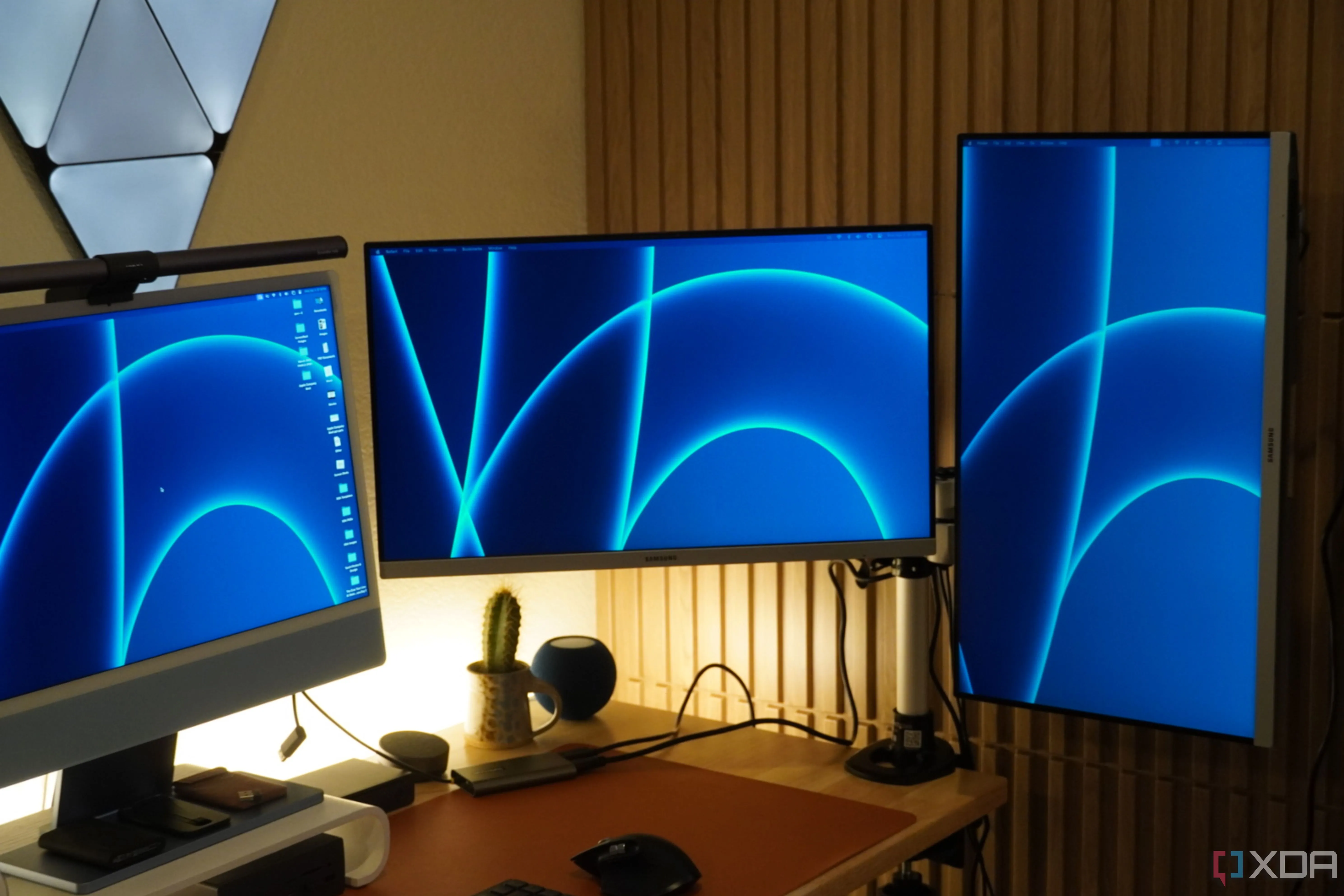 Hai màn hình máy tính gắn trên giá đỡ StarTech Dual Monitor Arm
