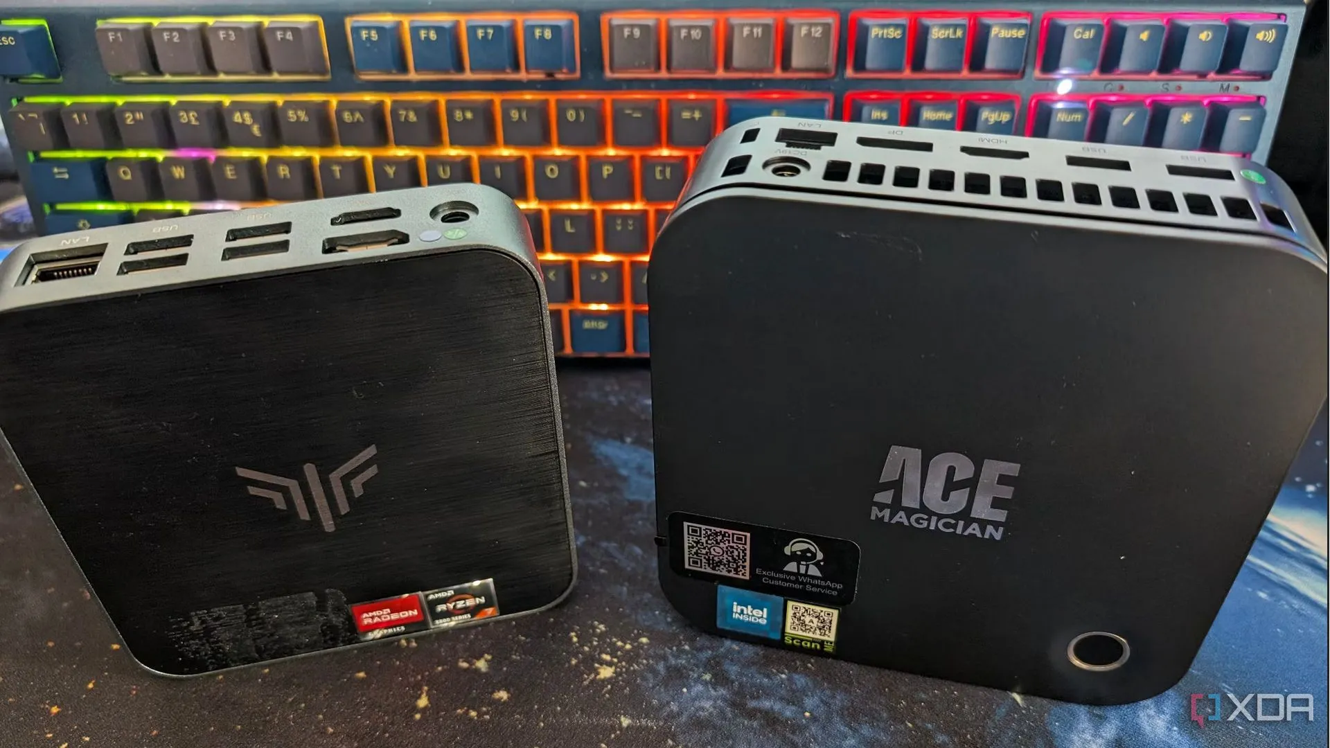 Hai máy tính mini PC AMD và Intel đặt cạnh nhau, đại diện cho các node trong cụm Proxmox High Availability