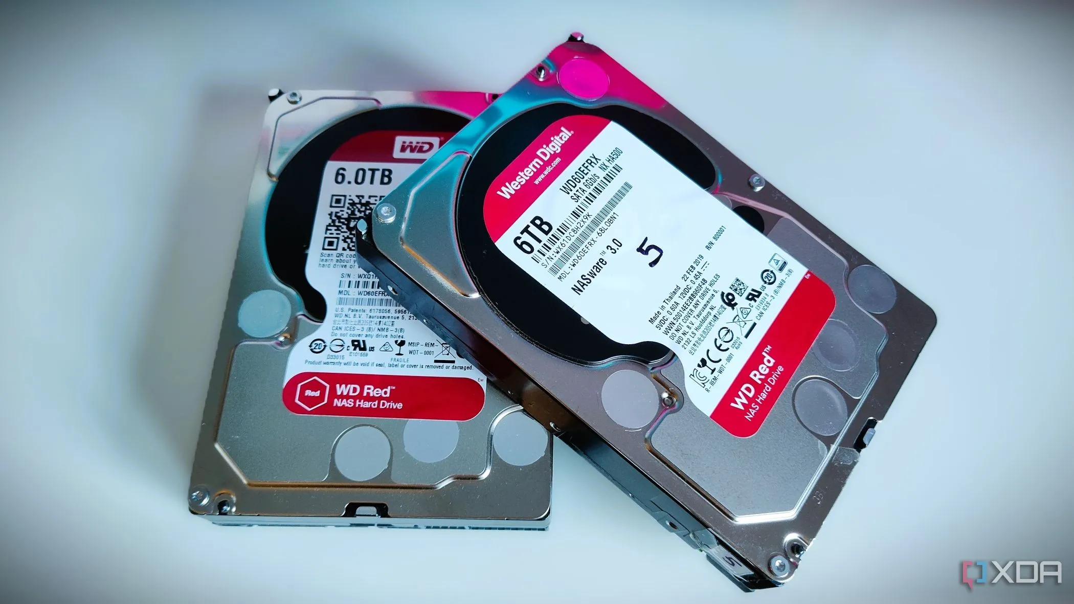 Hai ổ cứng HDD Western Digital 6TB xếp chồng, gợi nhắc về các giải pháp lưu trữ dung lượng cao