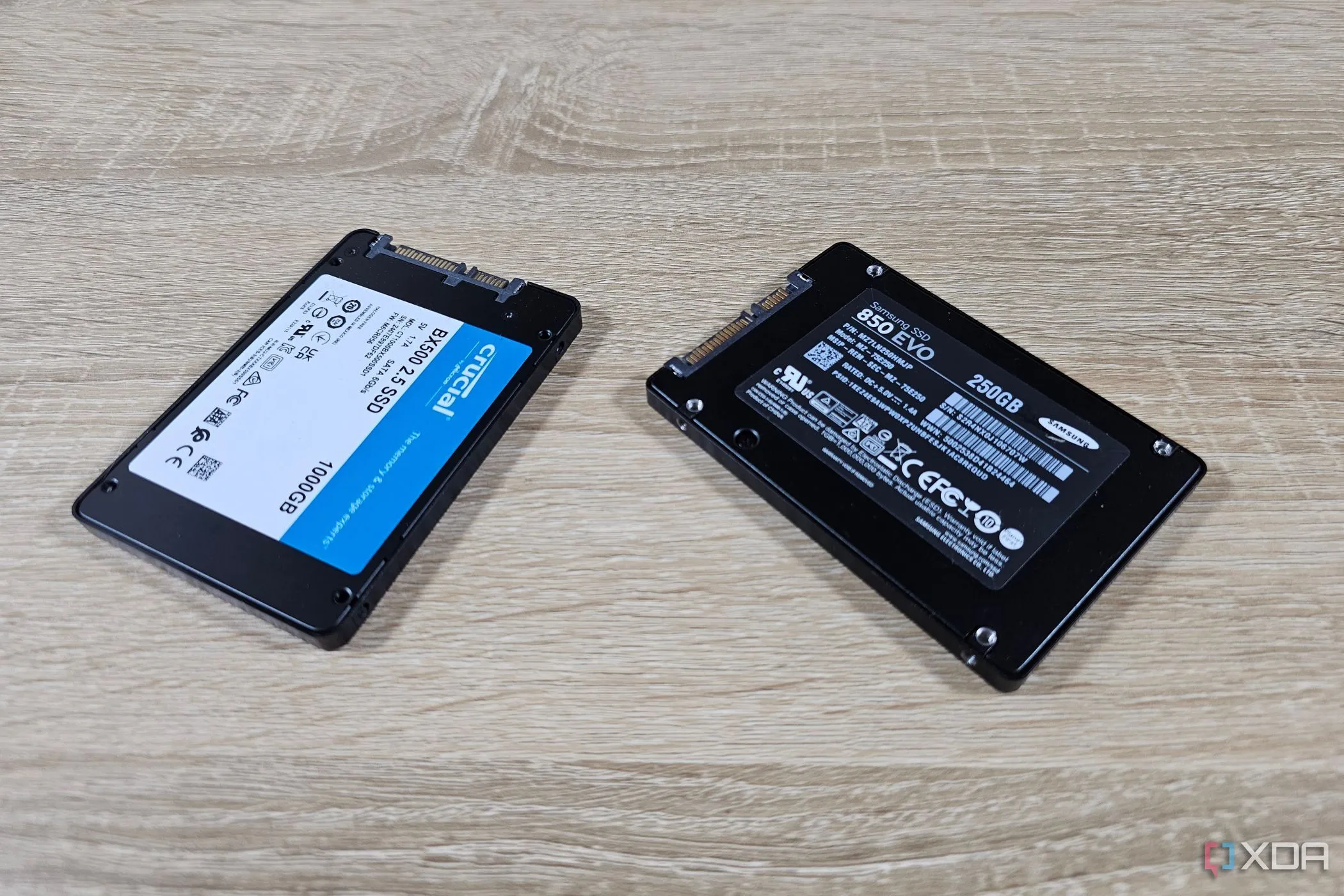 Hai ổ SSD M.2 trên bàn cạnh nhau