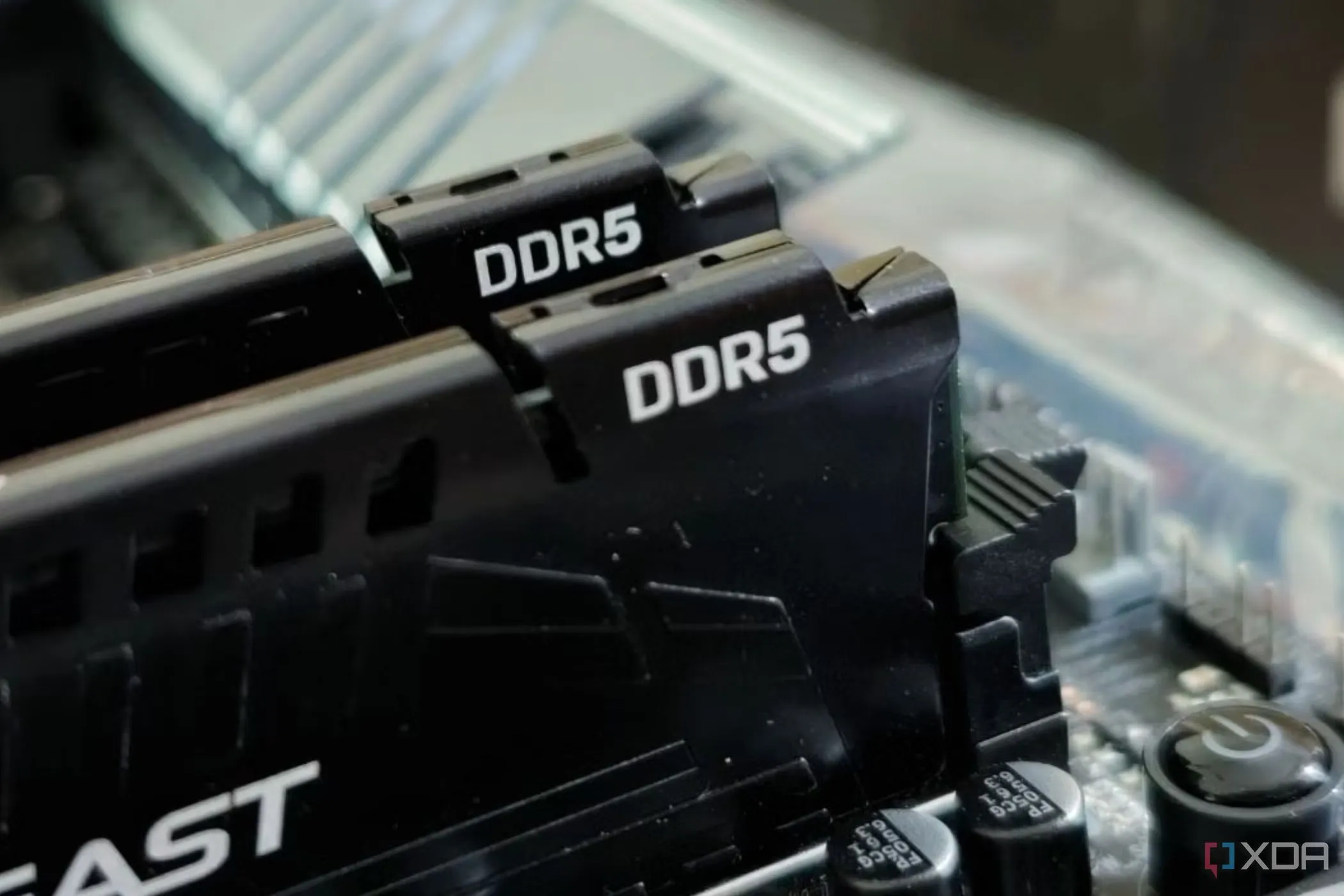 Hai thanh RAM DDR5 được lắp đặt trên bo mạch chủ, minh họa cho công nghệ bộ nhớ hiện đại