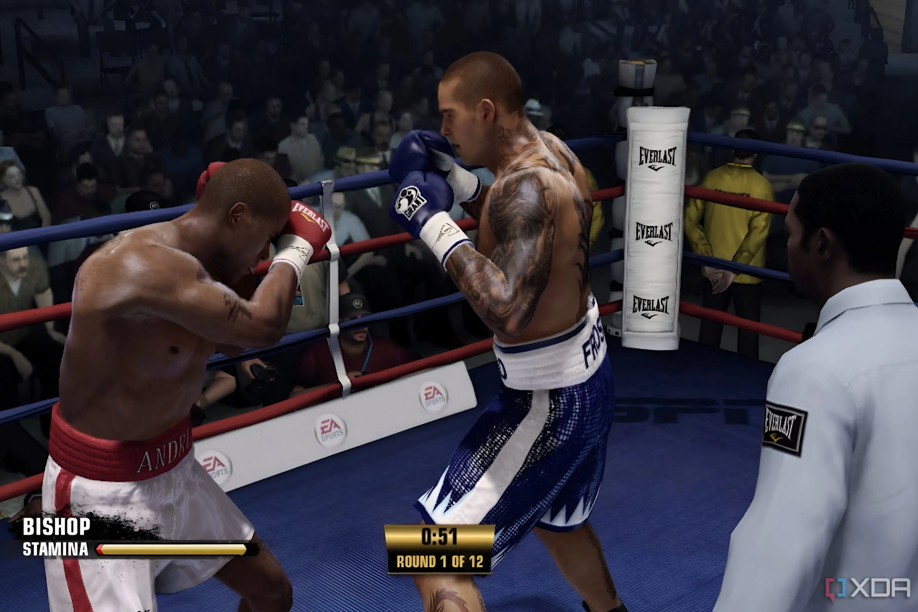 Hai võ sĩ quyền Anh đang giao đấu căng thẳng trong Fight Night Champion, trọng tài quan sát.