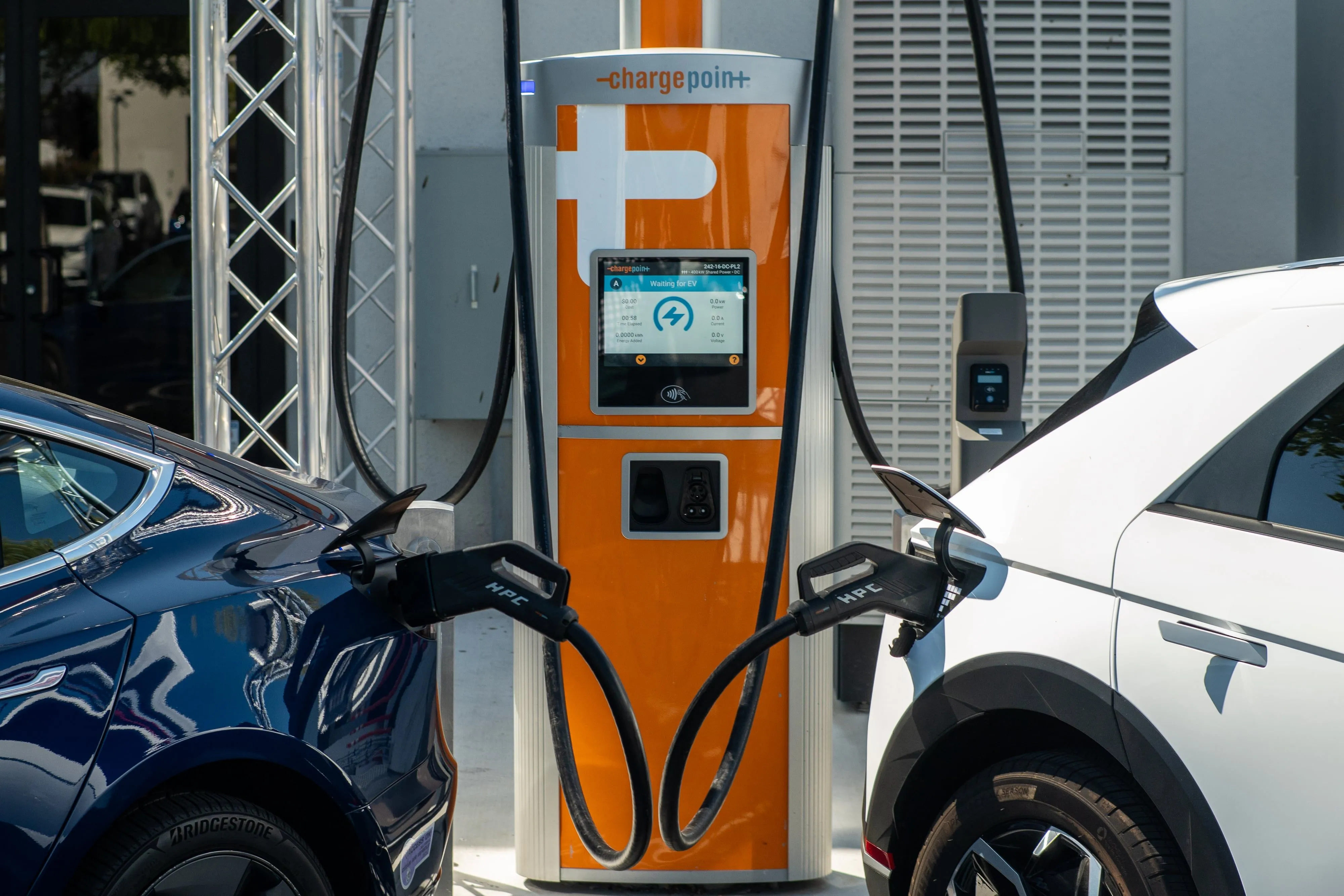 Hai xe điện đang sạc tại trạm ChargePoint