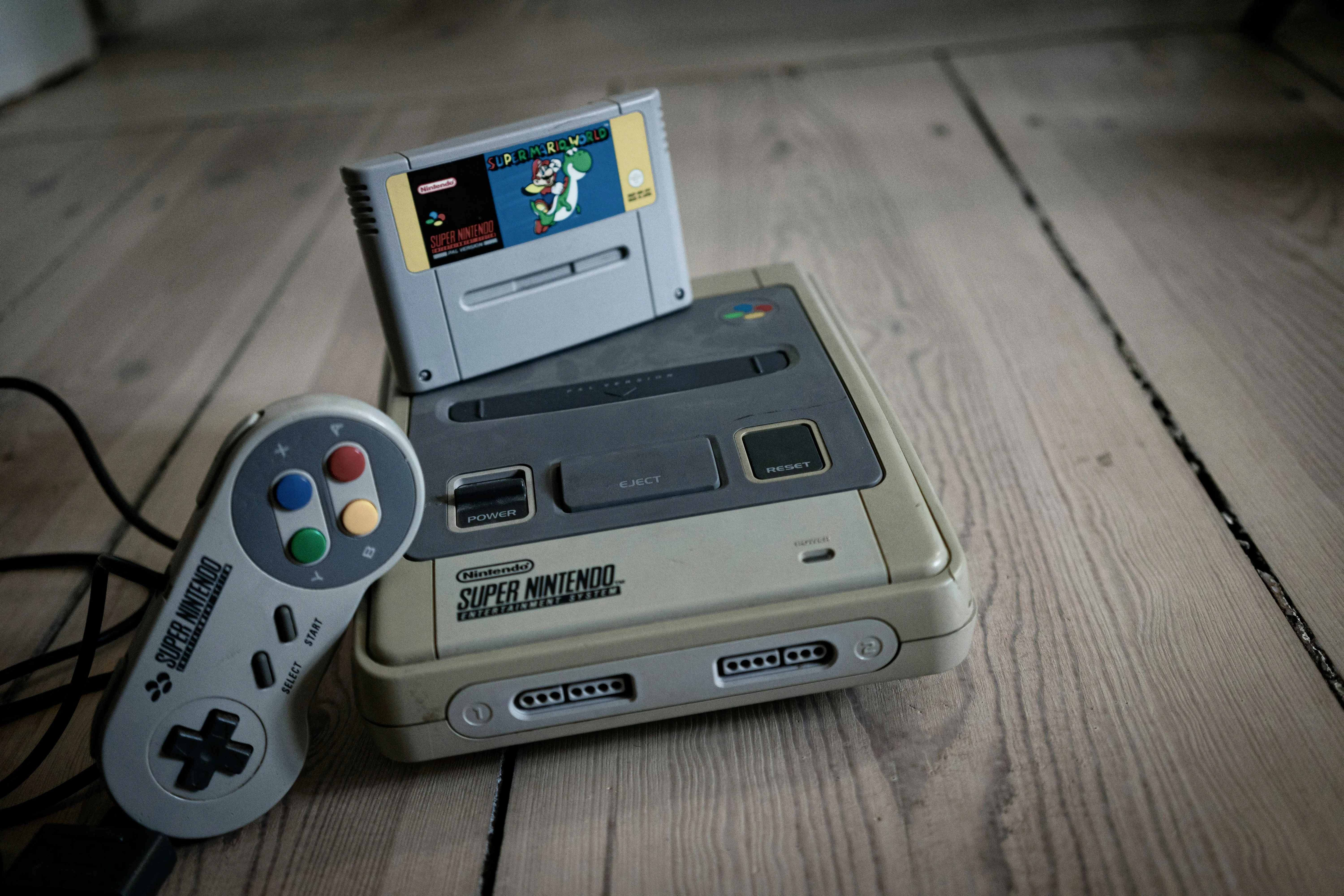 Hệ thống giải trí Super Nintendo Entertainment System và tay cầm