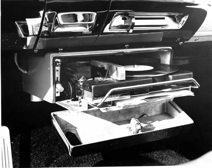 Hệ thống Highway Hi-Fi được lắp đặt gọn gàng trong nội thất một chiếc xe hơi Chrysler.