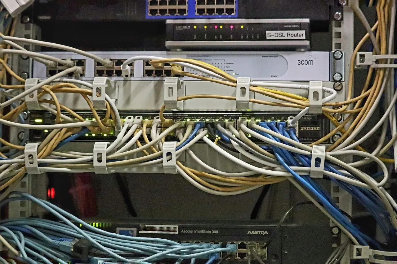 Hệ thống máy chủ và switch mạng nơi tường lửa với tính năng IPS/IDS hoạt động