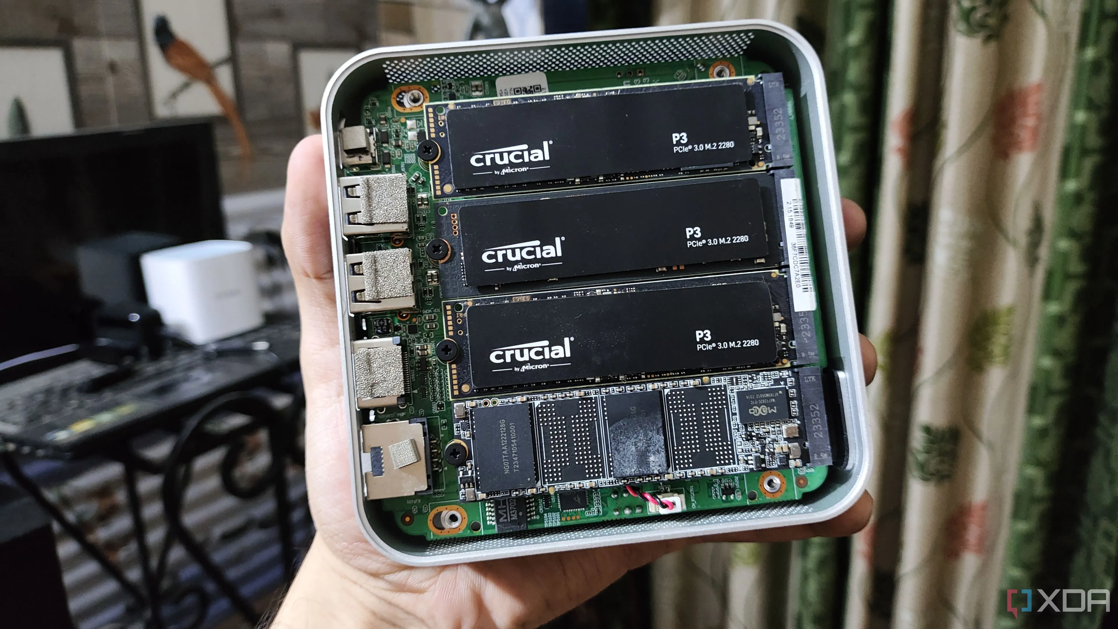 Hệ thống NAS Aiffro với bốn ổ cứng SSD được lắp đặt