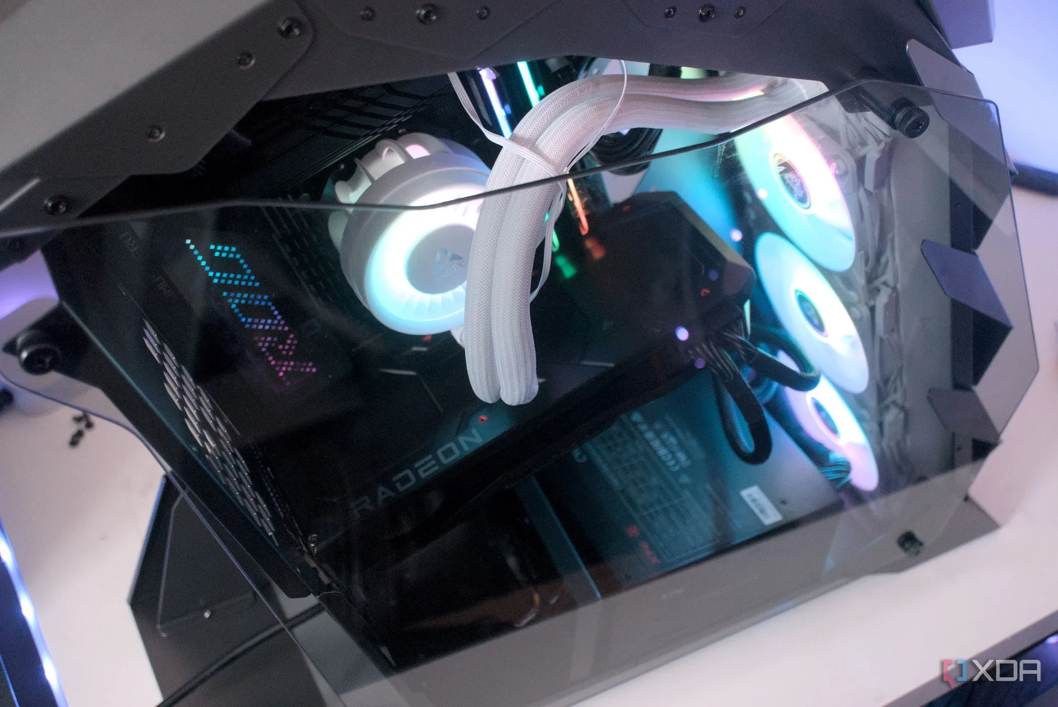 Hệ thống PC gaming sử dụng tản nhiệt khí Vetroo K1 Pangolin với mặt kính cường lực