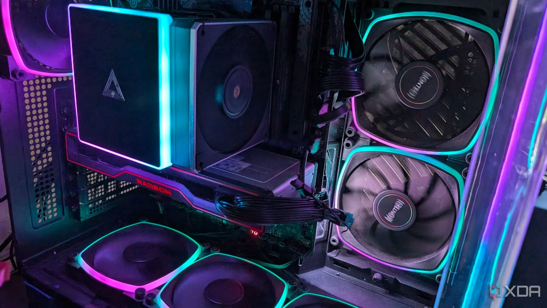 Hệ thống PC gaming với đèn RGB và GPU AMD, tượng trưng cho trải nghiệm chơi game mượt mà khi được tối ưu tản nhiệt