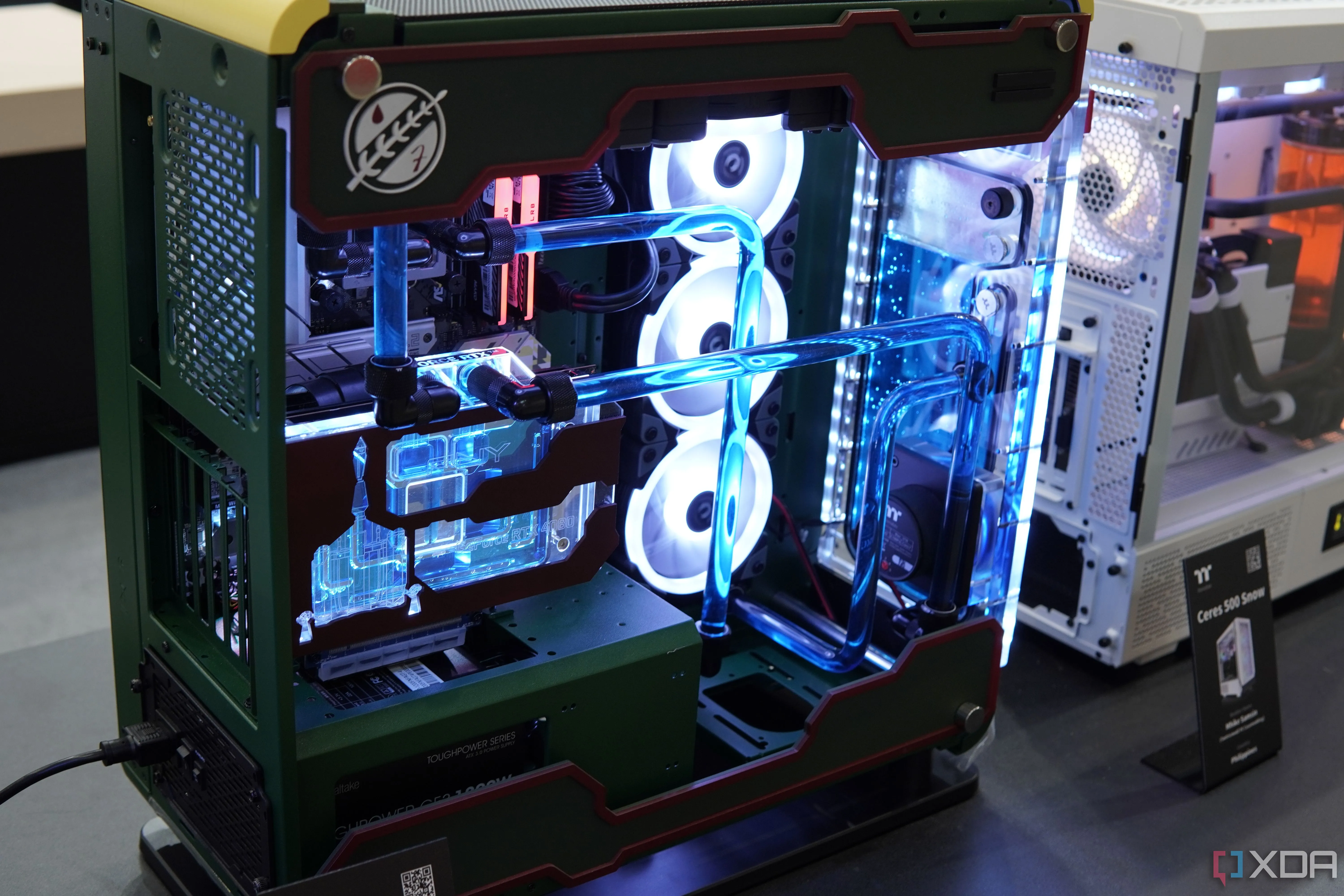Hệ thống PC tùy chỉnh với tản nhiệt nước custom bên trong vỏ Thermaltake Core P6 TG Racing Green