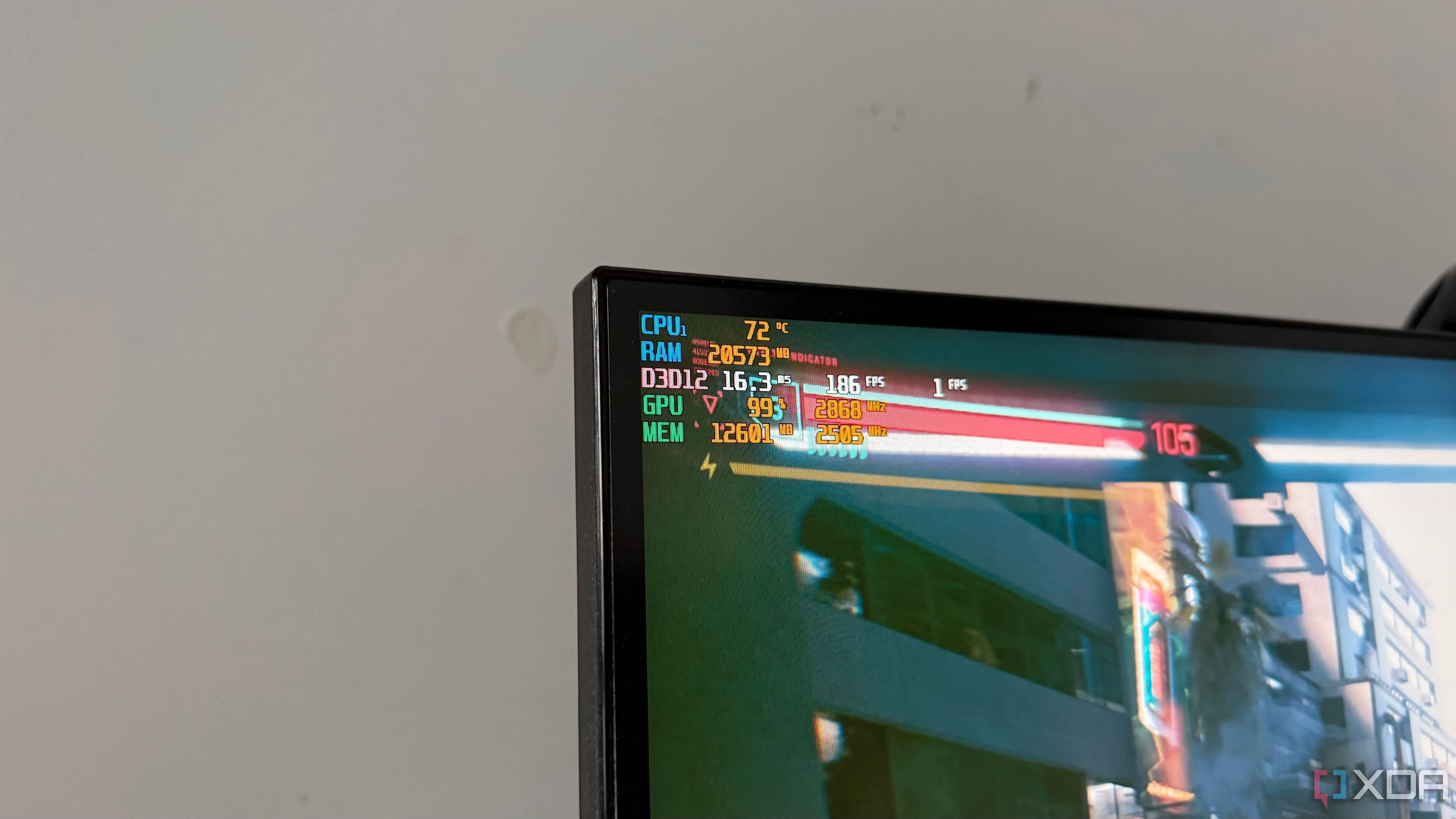 Hiệu năng chơi game Cyberpunk 2077 với các chỉ số FPS và mức độ sử dụng VRAM trên màn hình
