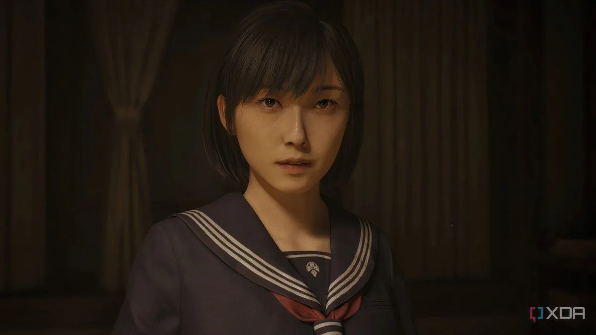 Hinako Shimizu, nữ sinh trung học và nhân vật chính của game kinh dị Silent Hill F, trong đồng phục truyền thống Nhật Bản