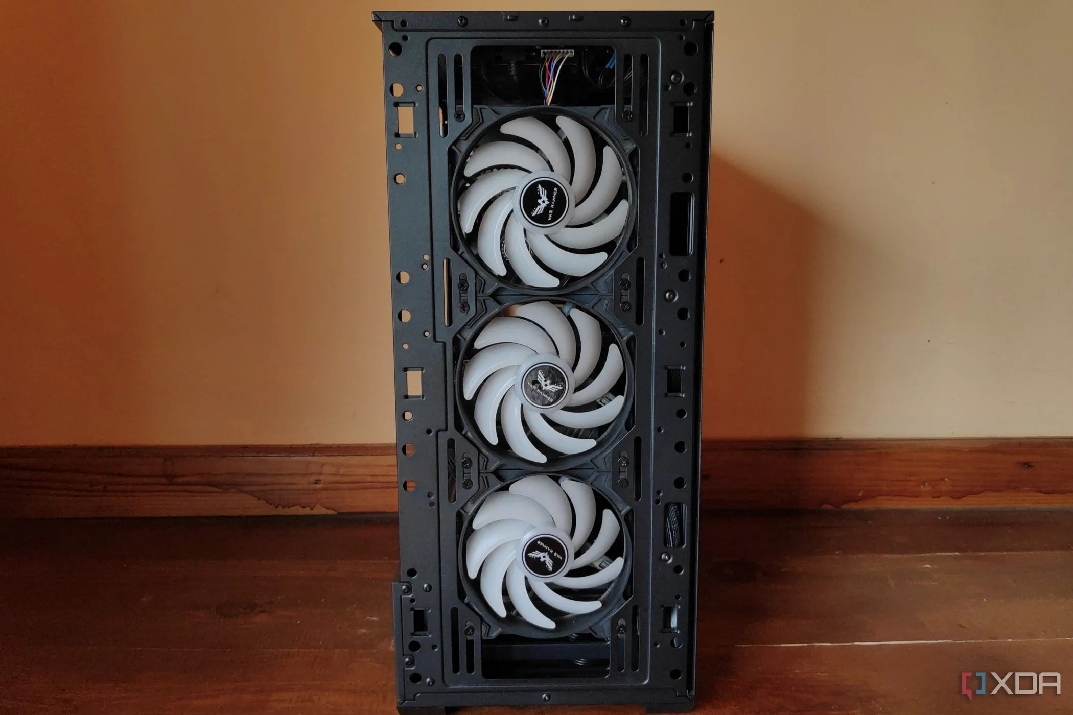 Hình ảnh ba quạt tản nhiệt War Hammer Kratos bên trong vỏ case MSI Forge 110R, minh họa hệ thống quạt cần tối ưu đường cong để giảm tiếng ồn và cải thiện hiệu suất tản nhiệt cho PC gaming.