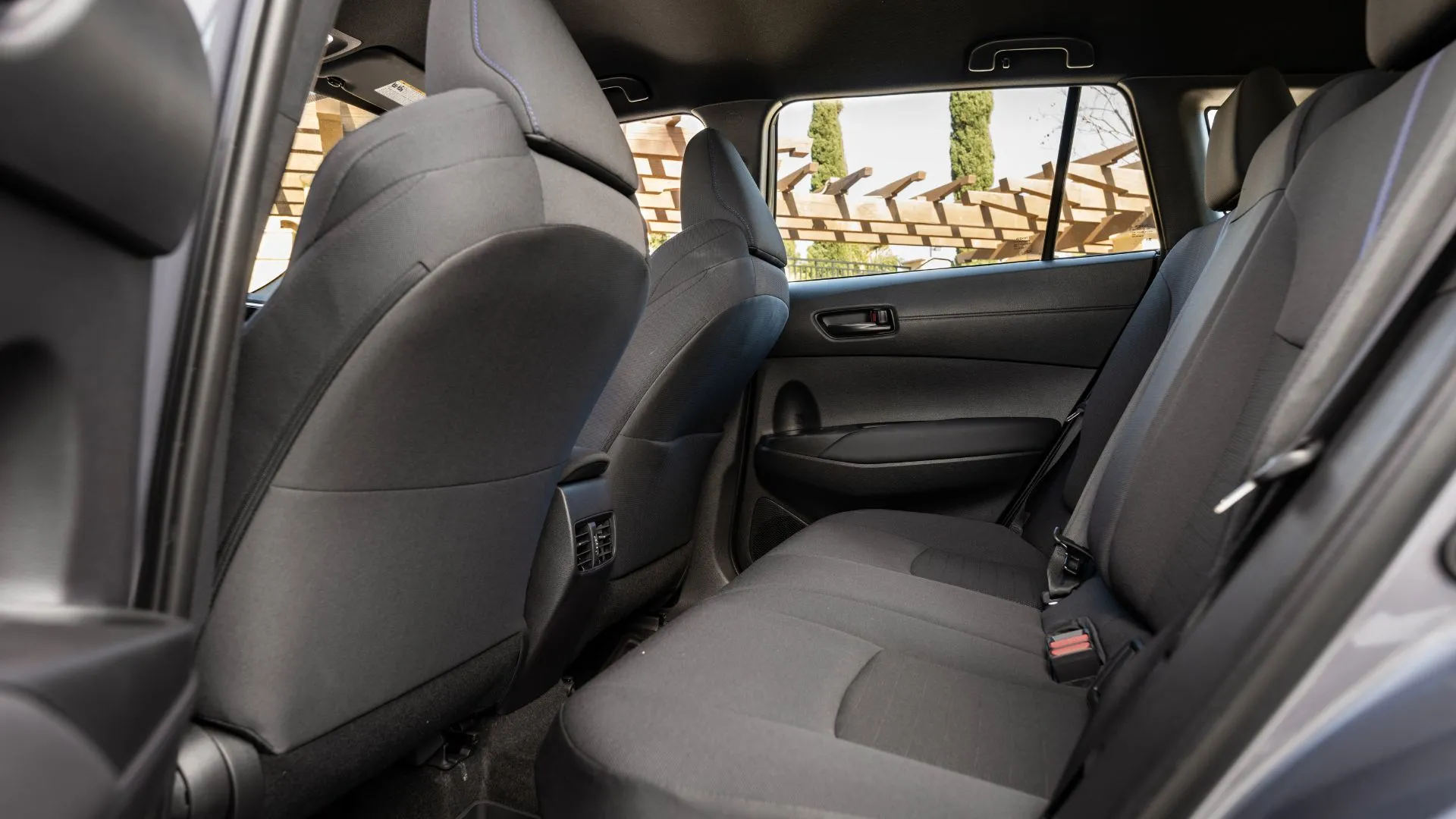 Hình ảnh bên trong cabin của Toyota Corolla Cross Hybrid S 2023, cho thấy hàng ghế sau
