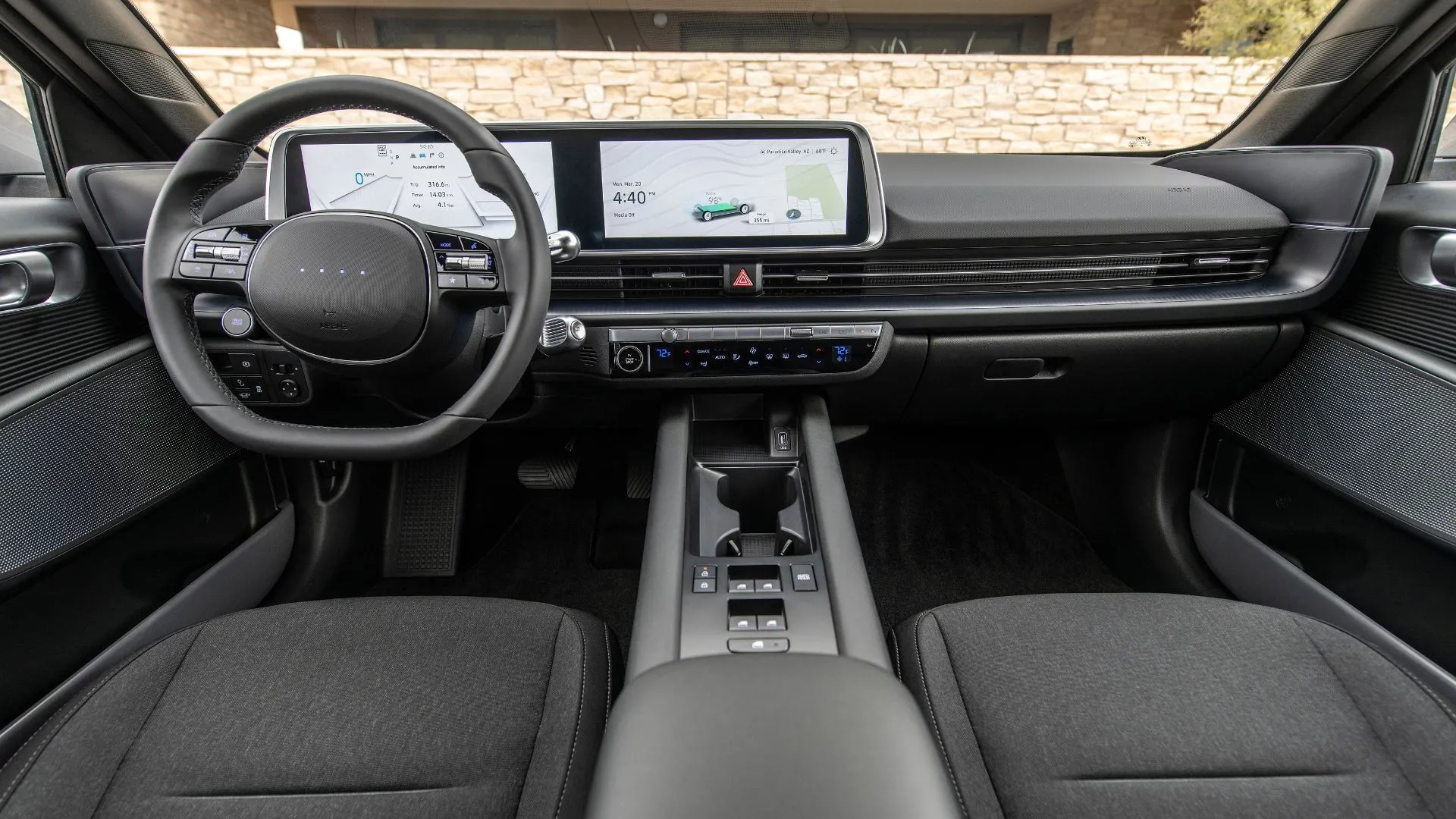 Hình ảnh cận cảnh bảng điều khiển Hyundai Ioniq 6 SE 2025 cho thấy vô lăng và màn hình thông tin giải trí