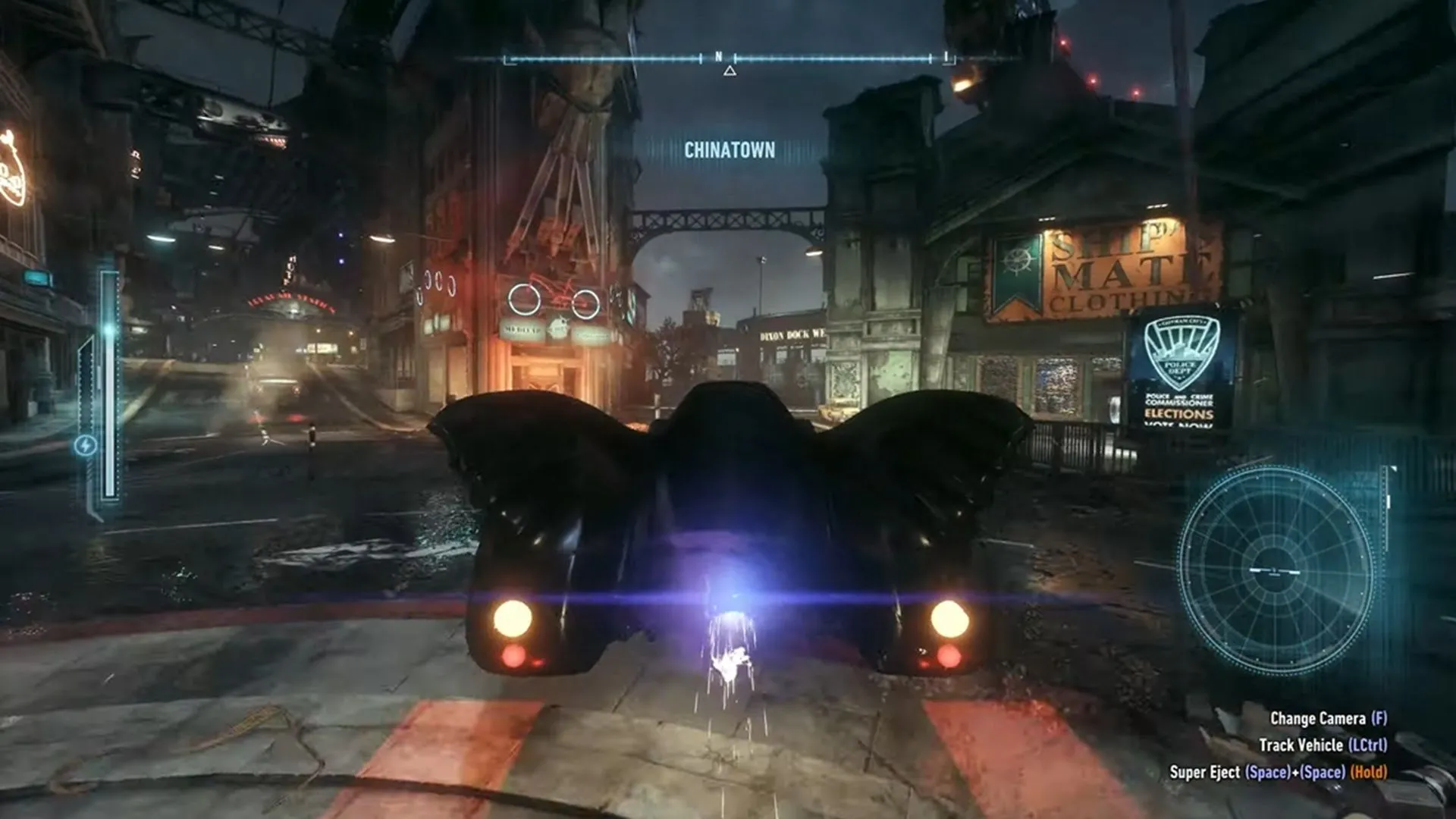 Hình ảnh cận cảnh Batman cùng các chi tiết môi trường trong Batman: Arkham Knight, minh họa sự phong phú của thế giới game và các tham khảo ẩn.