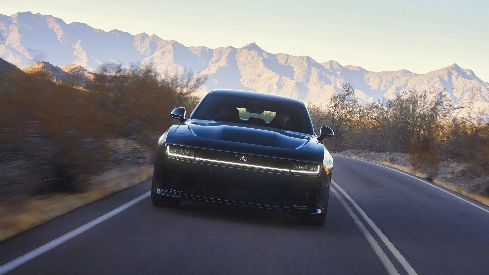 Hình ảnh cận cảnh chiếc Dodge Charger Daytona 2025, một mẫu xe điện tiềm năng hưởng lợi từ công nghệ AI trong phát triển ô tô tự lái