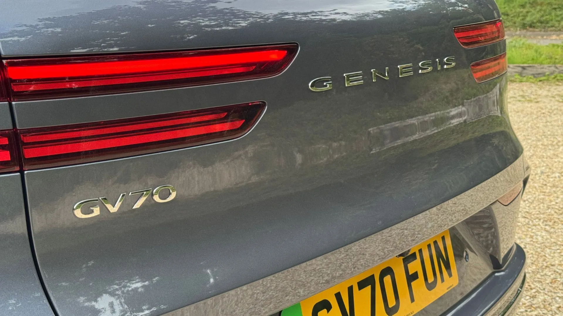 Hình ảnh cận cảnh cửa sau của Genesis Electrified GV70 2026 màu xám