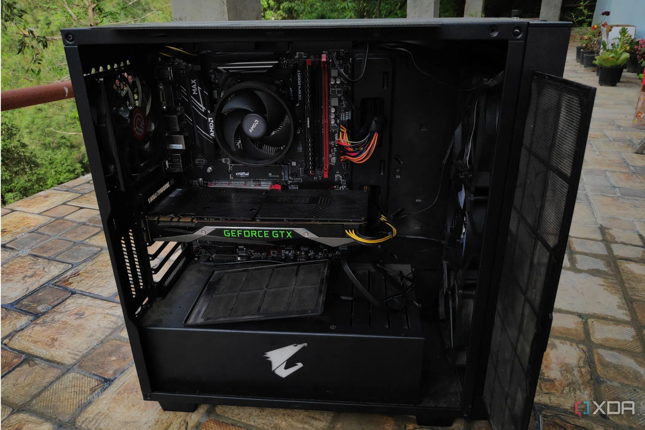 Hình ảnh cận cảnh một chiếc PC bám đầy bụi, minh họa nguyên nhân gây nóng máy
