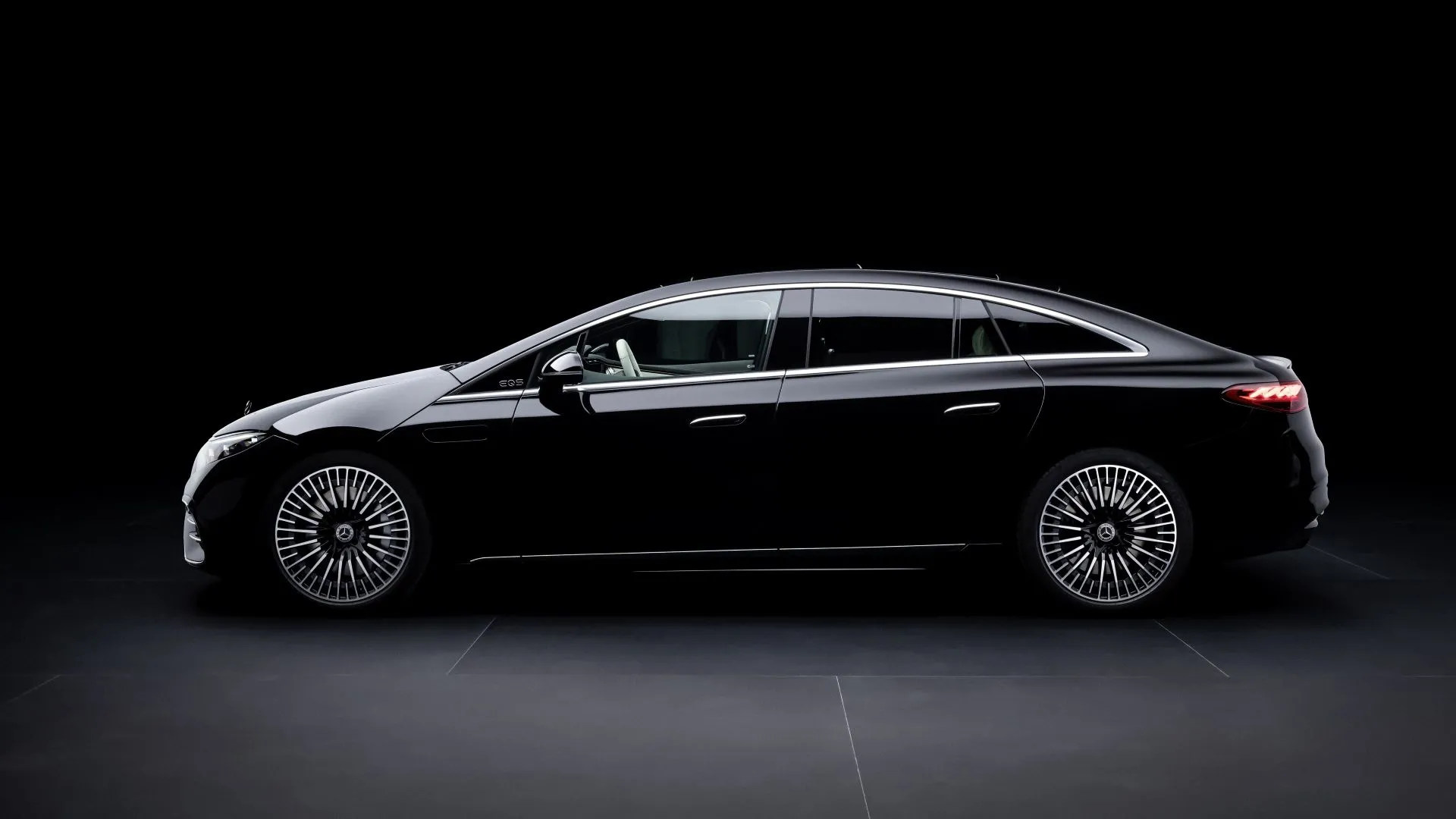 Hình ảnh cấu hình bên hông của mẫu xe điện Mercedes-Benz EQS 2025 sang trọng
