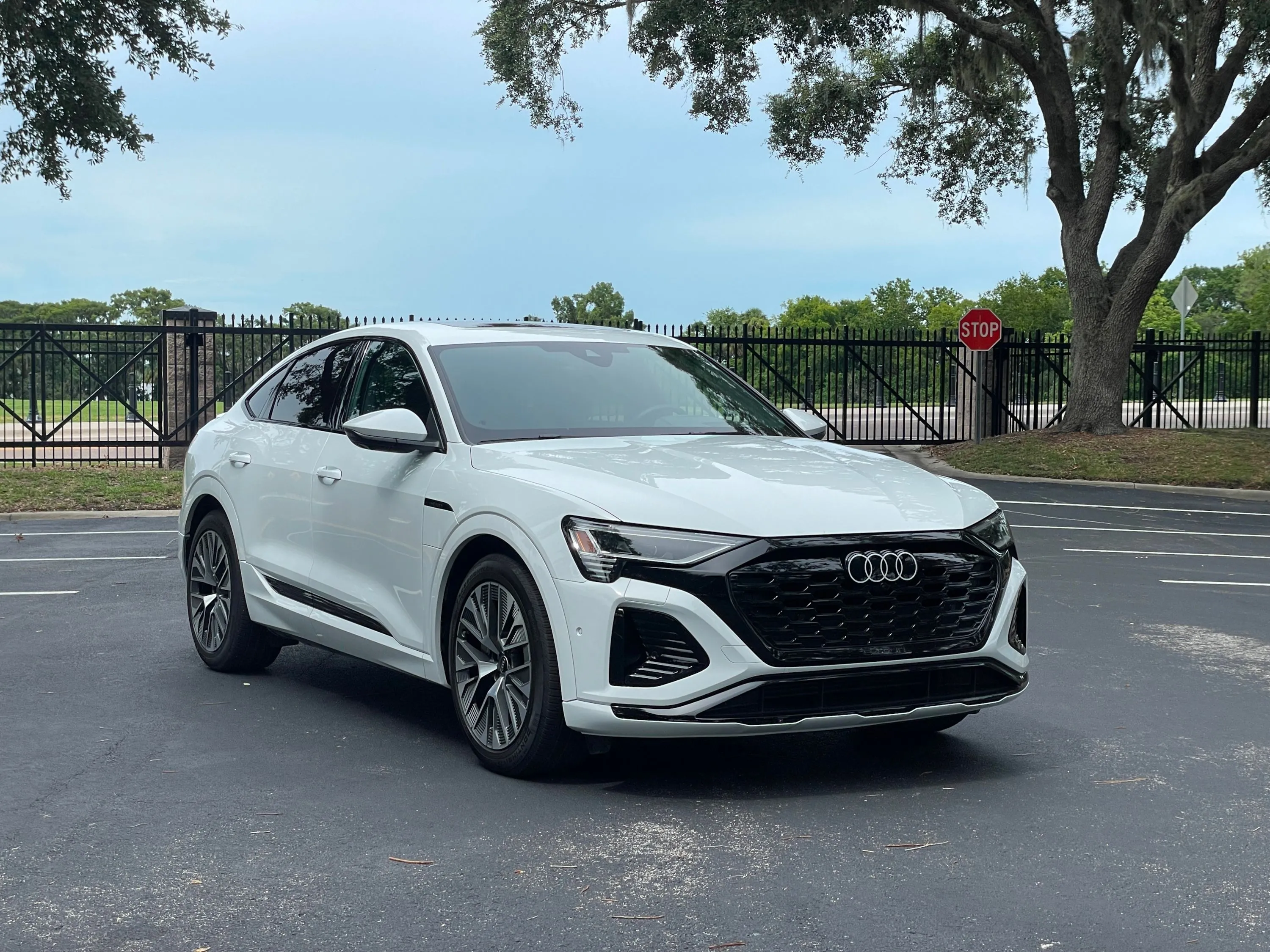 Hình ảnh chiếc Audi Q8 e-tron Sportback màu trắng đang đỗ trên một con đường vắng.