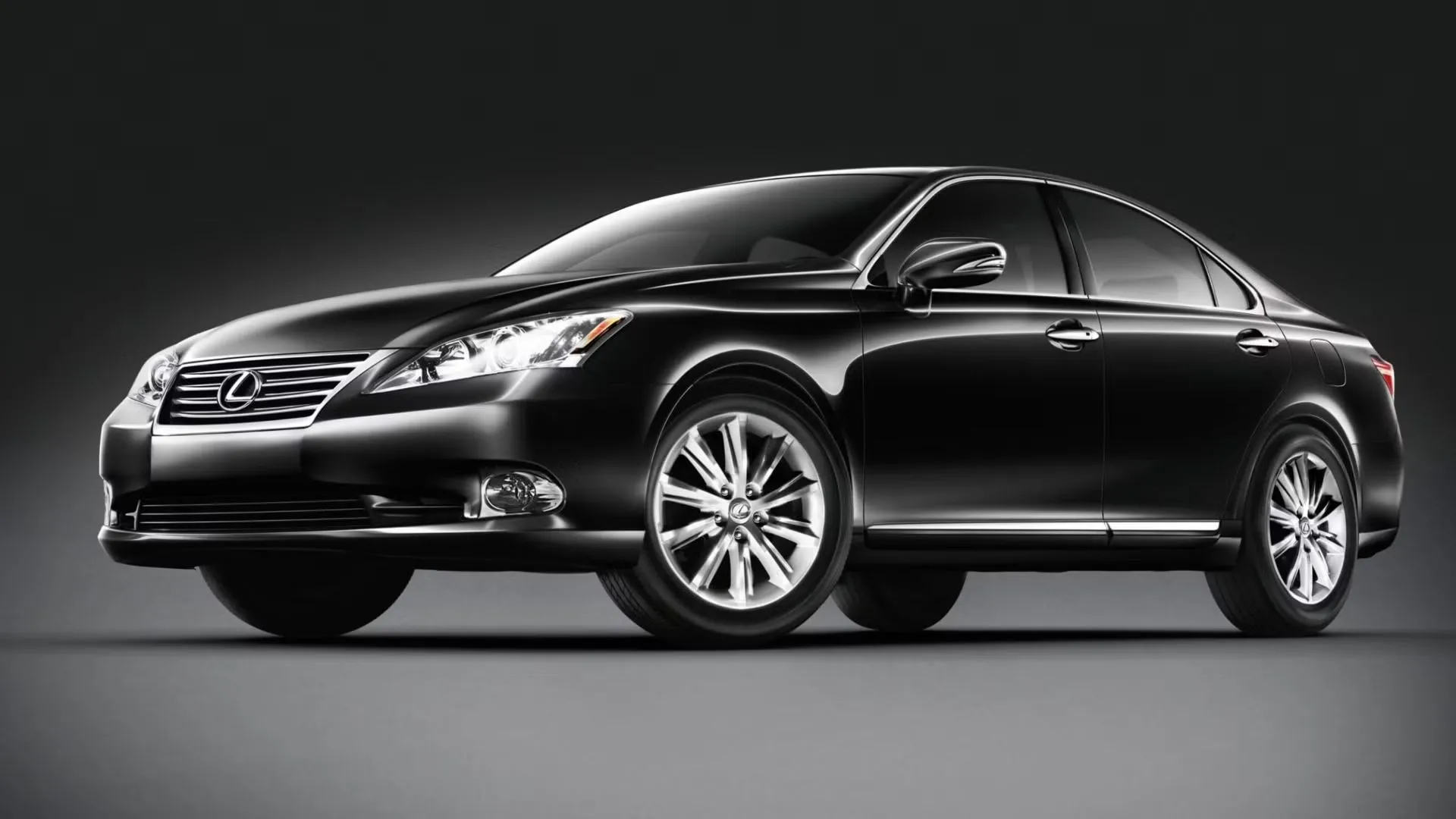 Hình ảnh chiếc Lexus ES đời 2012 màu bạc, được cải tiến về công nghệ và nội thất, vẫn giữ vững độ tin cậy cao của dòng ES.
