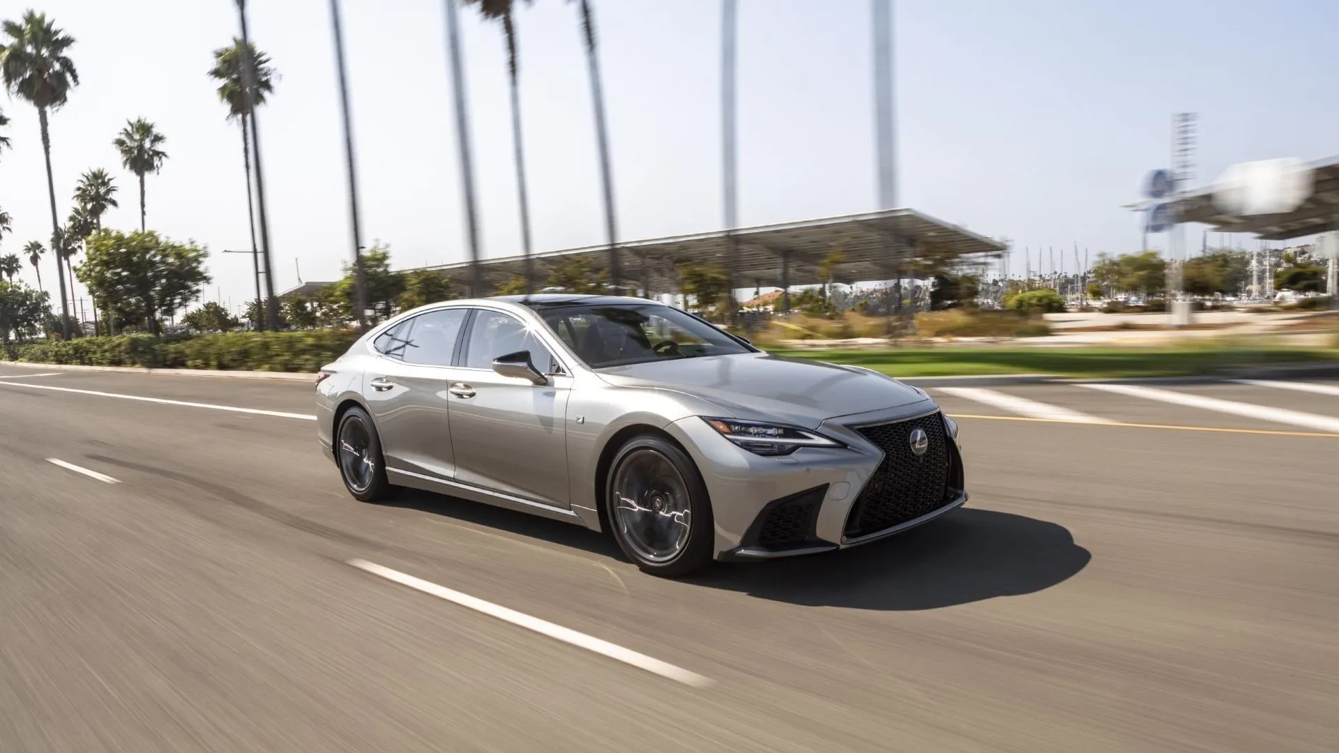Hình ảnh chiếc Lexus LS500 F Sport 2025 màu bạc sang trọng đang di chuyển, thể hiện sự mạnh mẽ và tinh tế.
