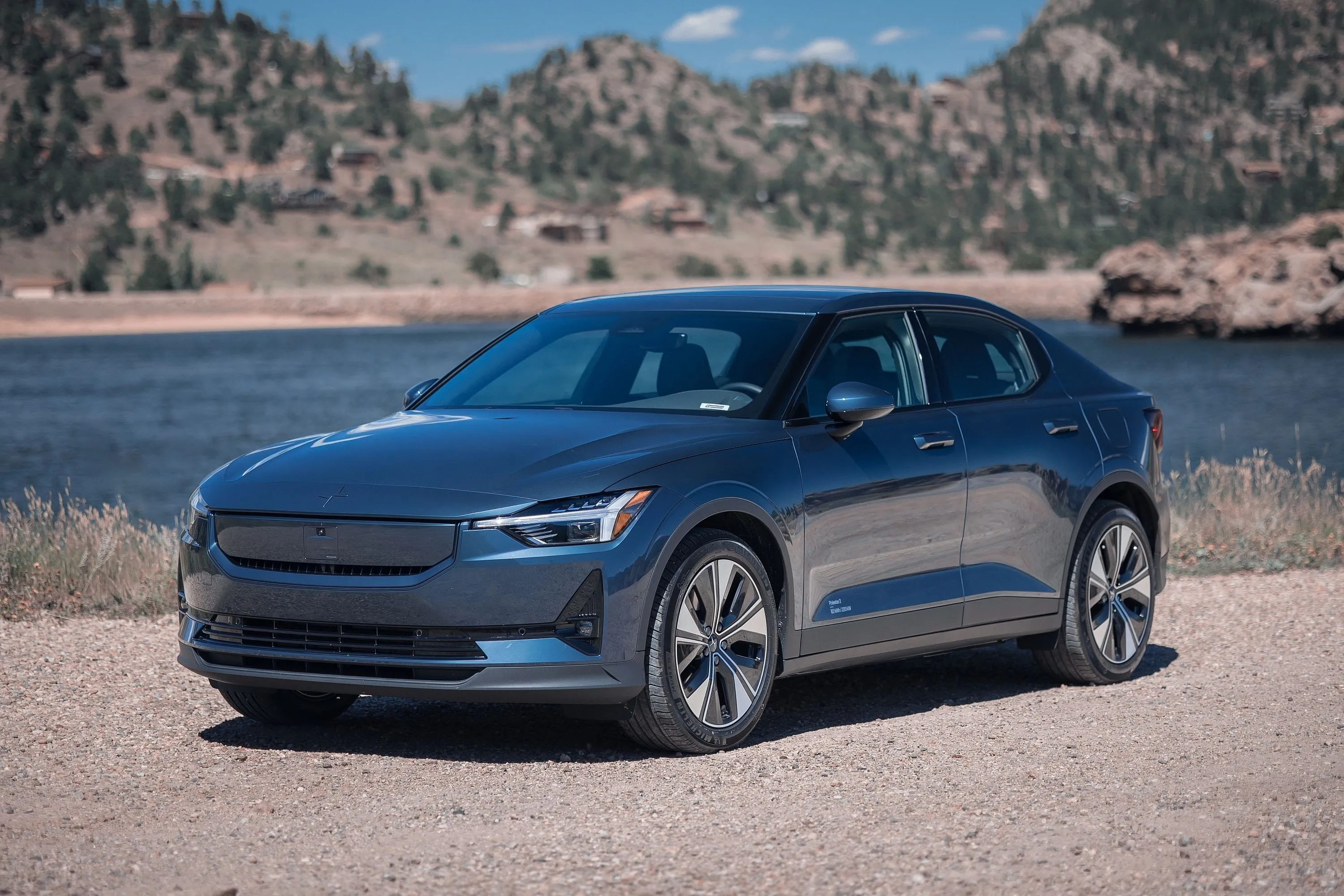 Hình ảnh chiếc Polestar 2 Performance Pack màu xám đậm đang đỗ trước tòa nhà.