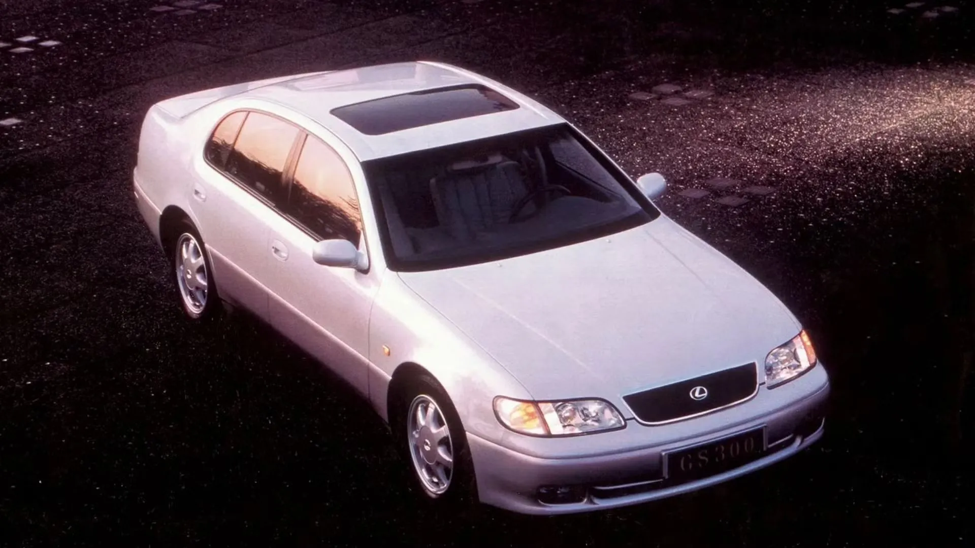 Hình ảnh chiếc sedan Lexus GS đời 1993 màu xanh đậm, biểu tượng của sự sang trọng và độ bền vượt thời gian của Lexus.