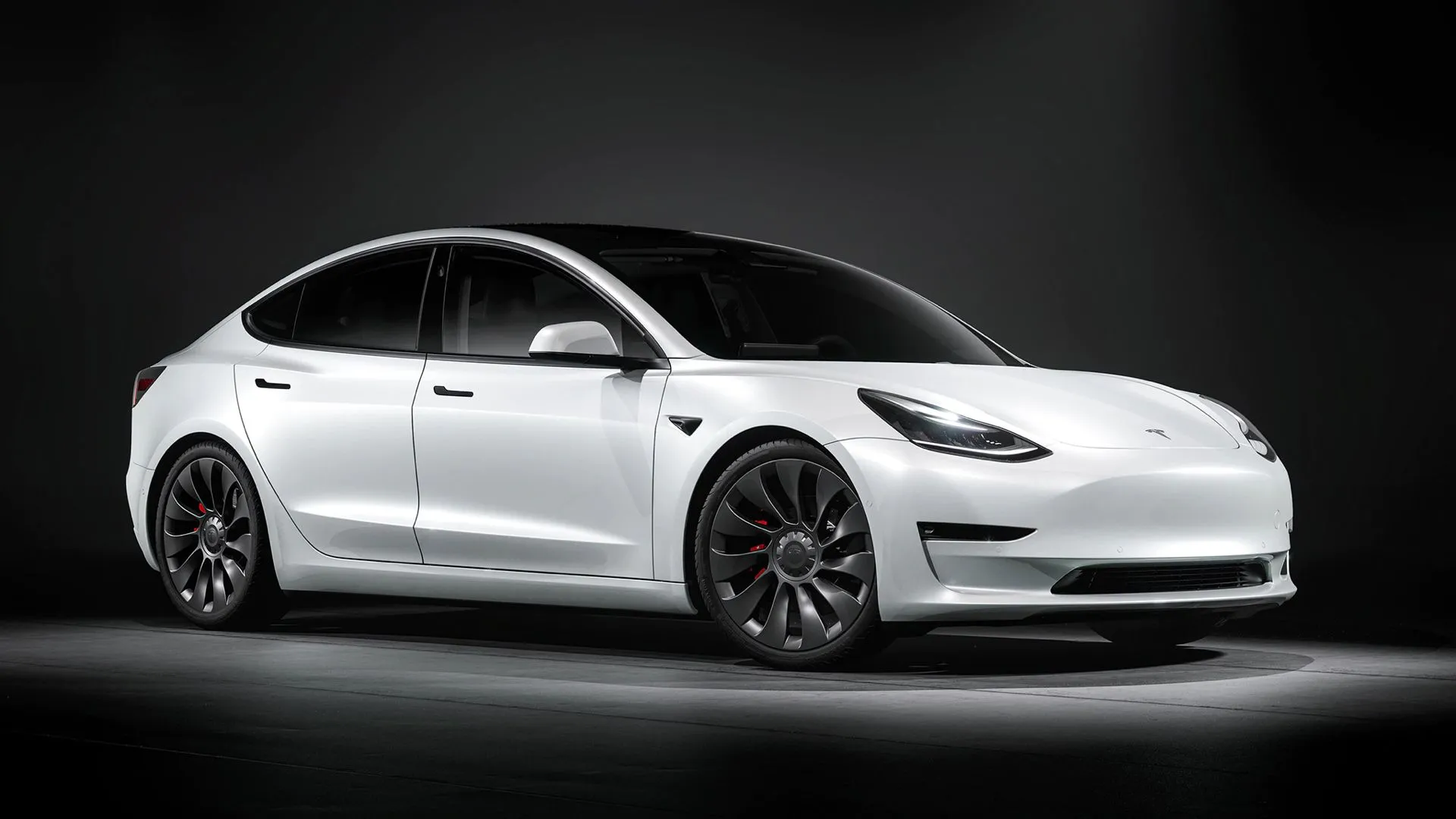 Hình ảnh chiếc Tesla Model 3 đời 2021, biểu tượng của sự tiên phong trong công nghệ xe điện