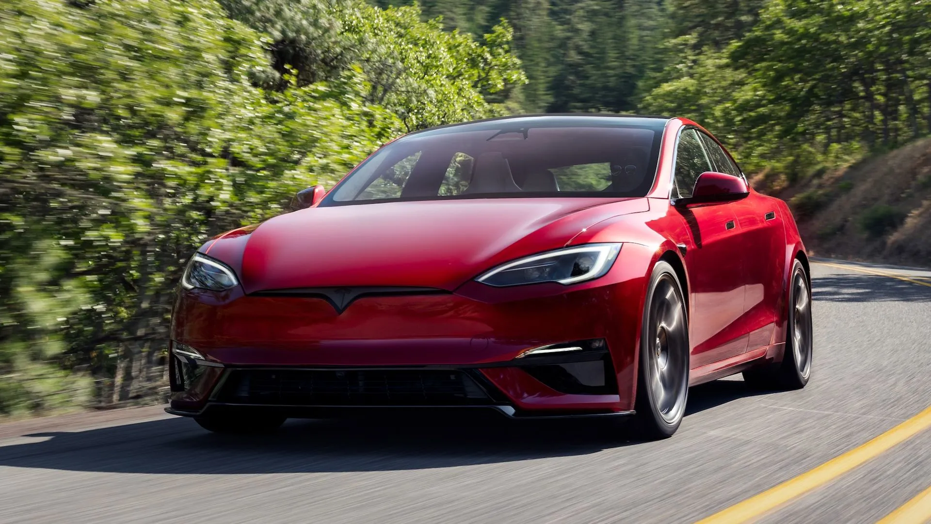 Hình ảnh chiếc Tesla Model S Plaid màu đỏ đang đỗ trên đường.