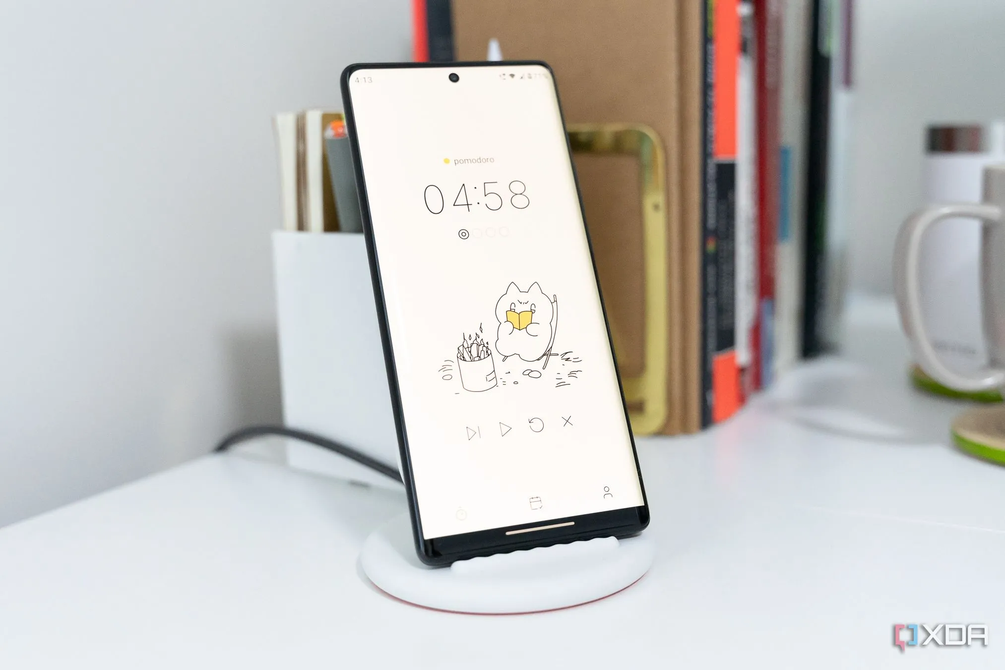 Hình ảnh chú mèo hoạt hình đang ngồi làm việc trên màn hình ứng dụng Pomocat, giúp người dùng thư giãn