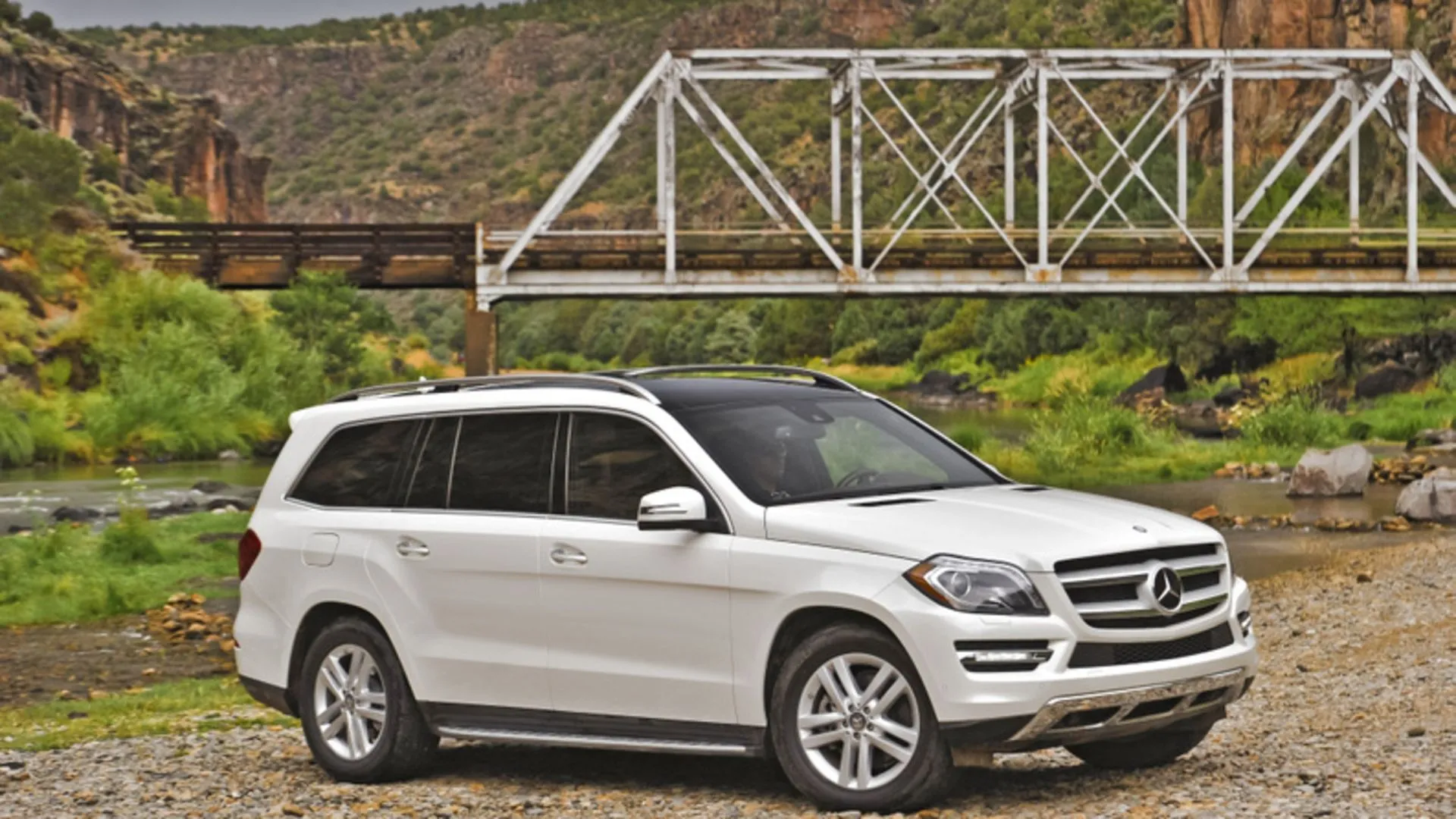 Hình ảnh chụp bên hông của Mercedes-Benz GL 2014