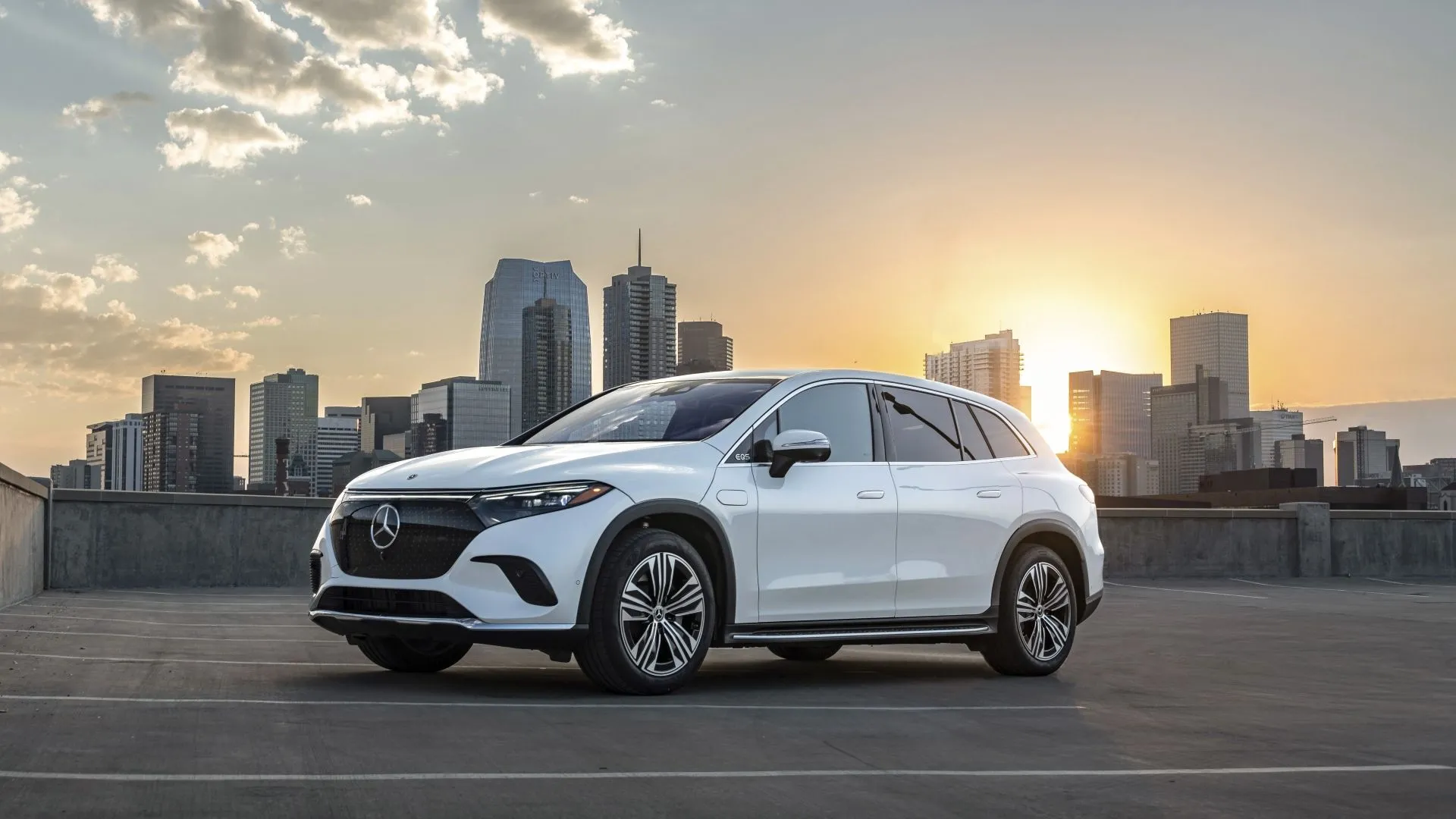 Hình ảnh chụp góc trước 3/4 của một chiếc Mercedes-EQ EQS SUV 2025 màu xanh