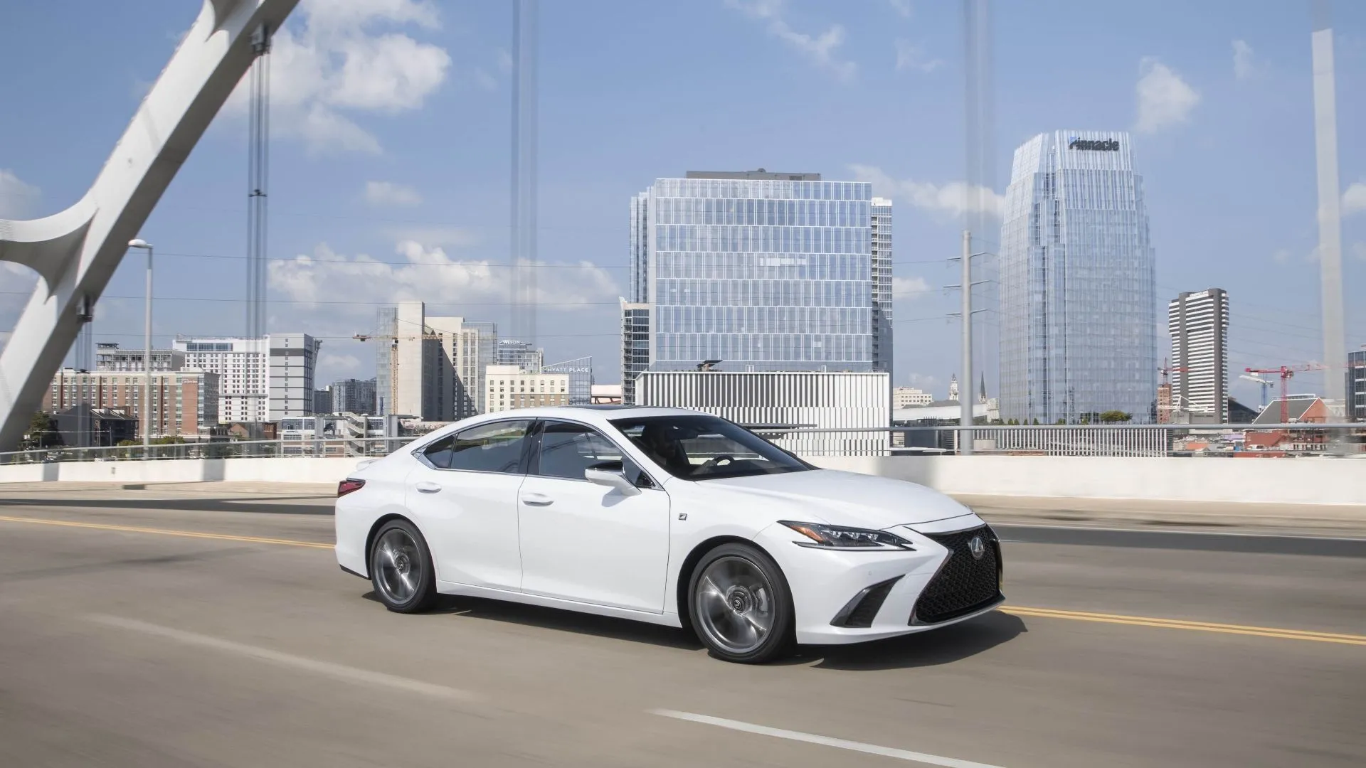 Hình ảnh chuyển động góc 3/4 phía trước của chiếc Lexus ES 2019, nổi bật với thiết kế thanh lịch và hiện đại.