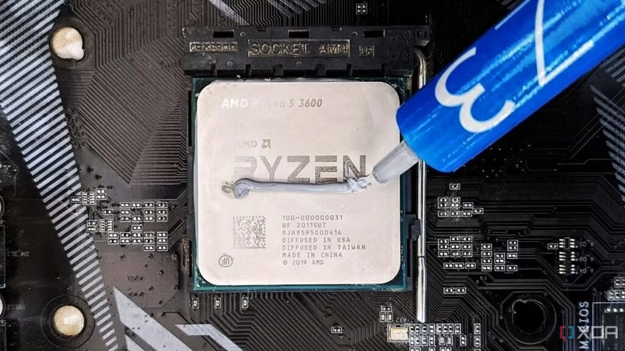 Hình ảnh CPU AMD Ryzen 5 3600 đã được bôi keo tản nhiệt