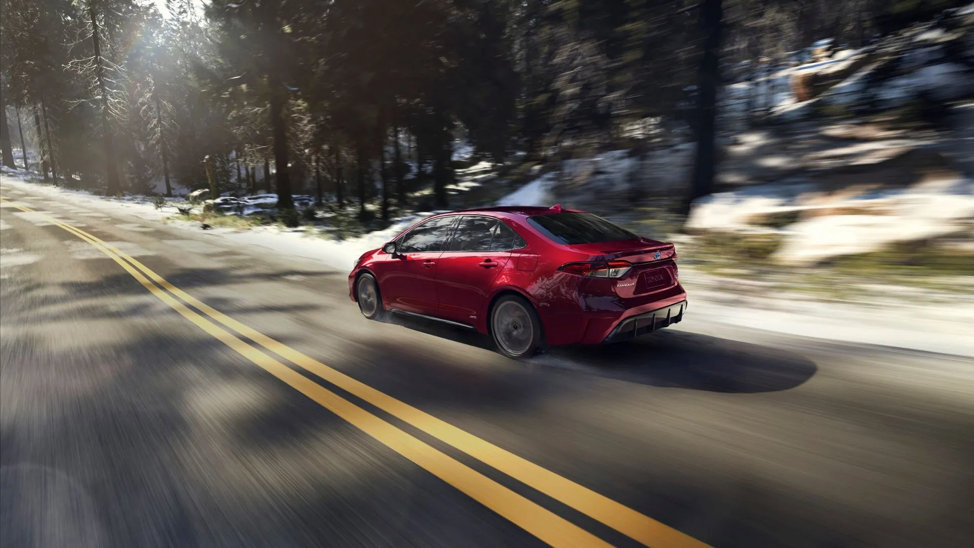 Hình ảnh động Toyota Corolla Hybrid 2025 màu đỏ đang di chuyển trên con đường nông thôn, minh họa giá trị bền vững và khả năng giữ giá vượt trội.