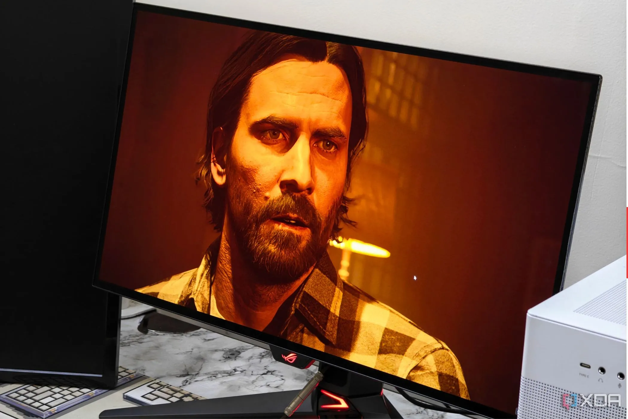 Hình ảnh game Alan Wake 2 hiển thị sắc nét trên màn hình Asus ROG Swift PG27AQDM, cho thấy chất lượng hình ảnh HDR ấn tượng.