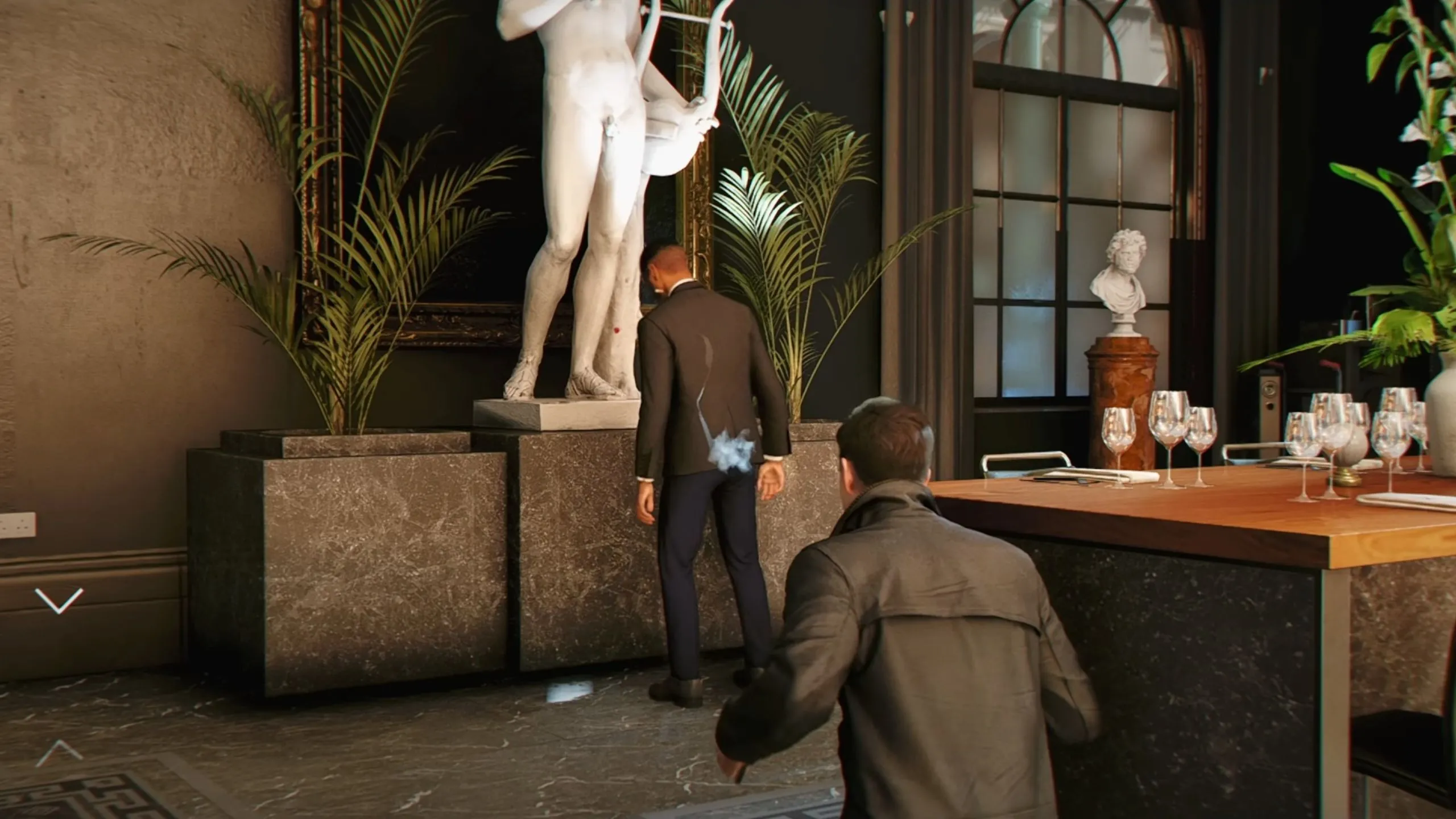 Hình ảnh gameplay lén lút trong 007 First Light, cho thấy kẻ thù đang bị đánh lạc hướng.