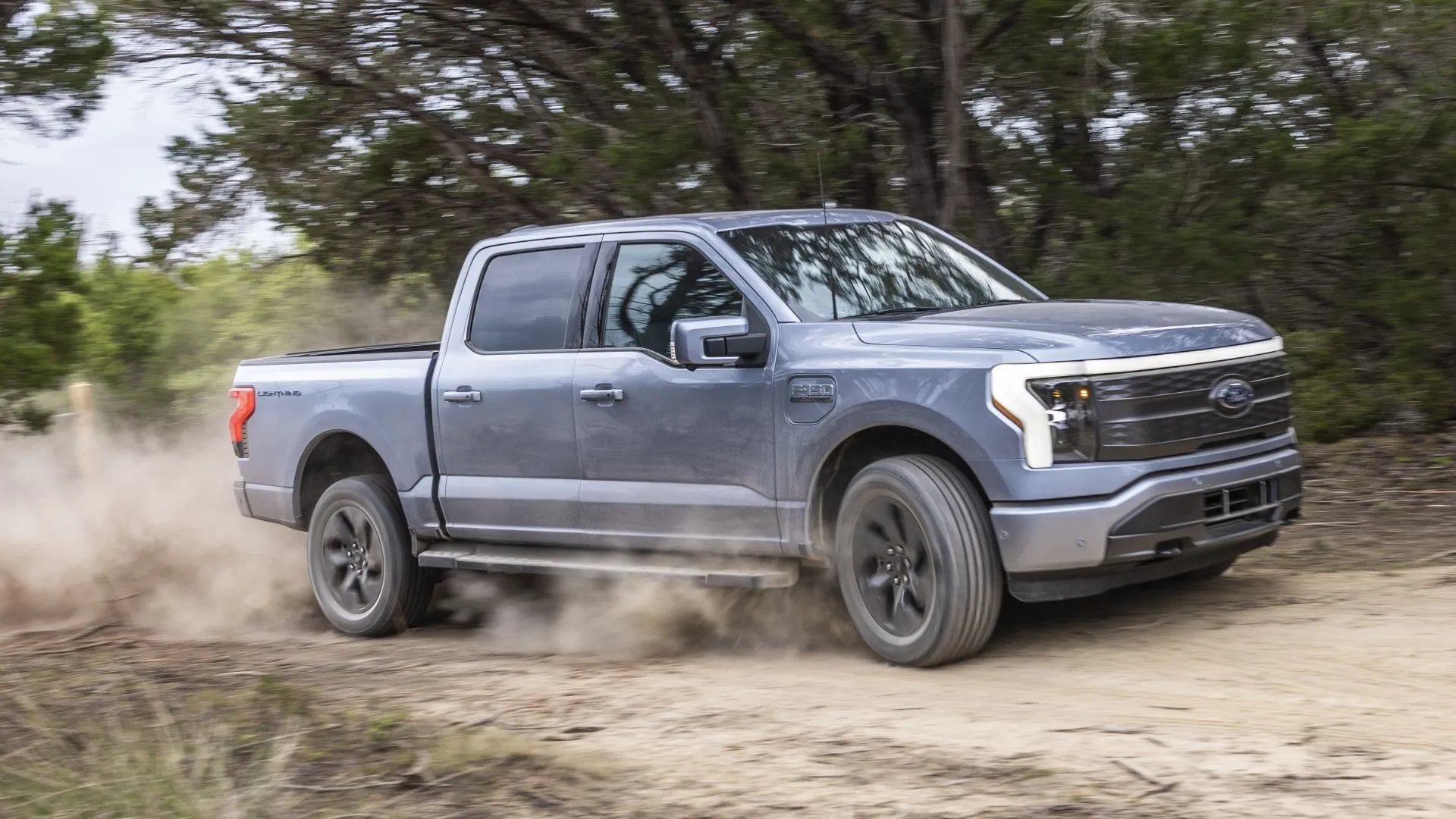 Hình ảnh góc 3/4 phía trước của chiếc Ford F-150 Lightning 2025.