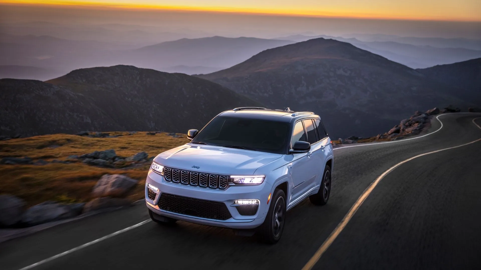 Hình ảnh góc 3/4 phía trước của Jeep Grand Cherokee 4xe 2024