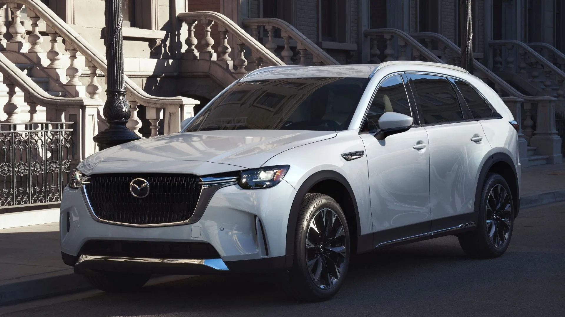 Hình ảnh góc 3/4 phía trước của Mazda CX-90 2024