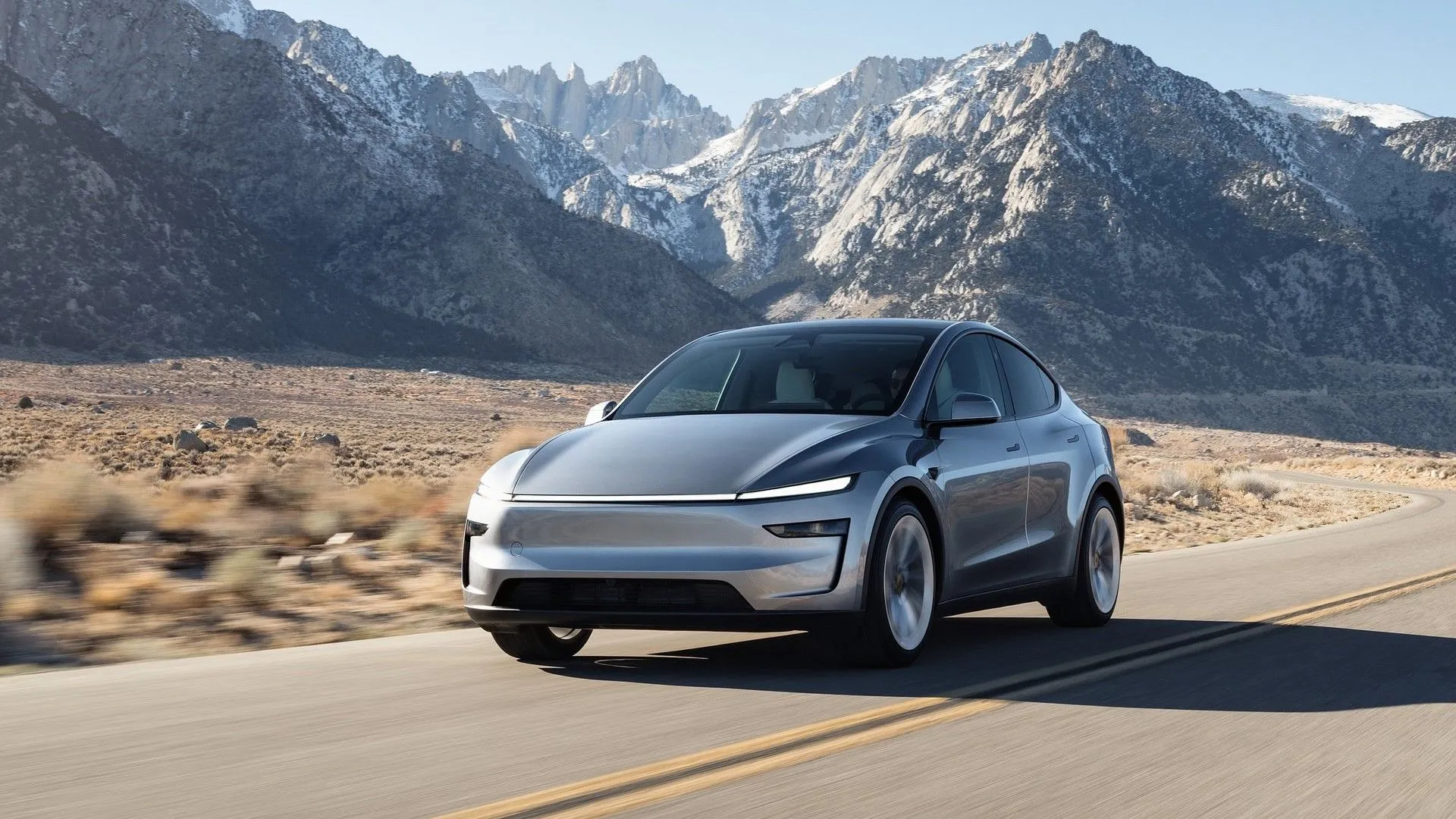 Hình ảnh góc 3/4 phía trước của Tesla Model Y 2025, nhấn mạnh kiểu dáng tinh tế và hiệu quả vận hành của dòng xe điện Tesla.