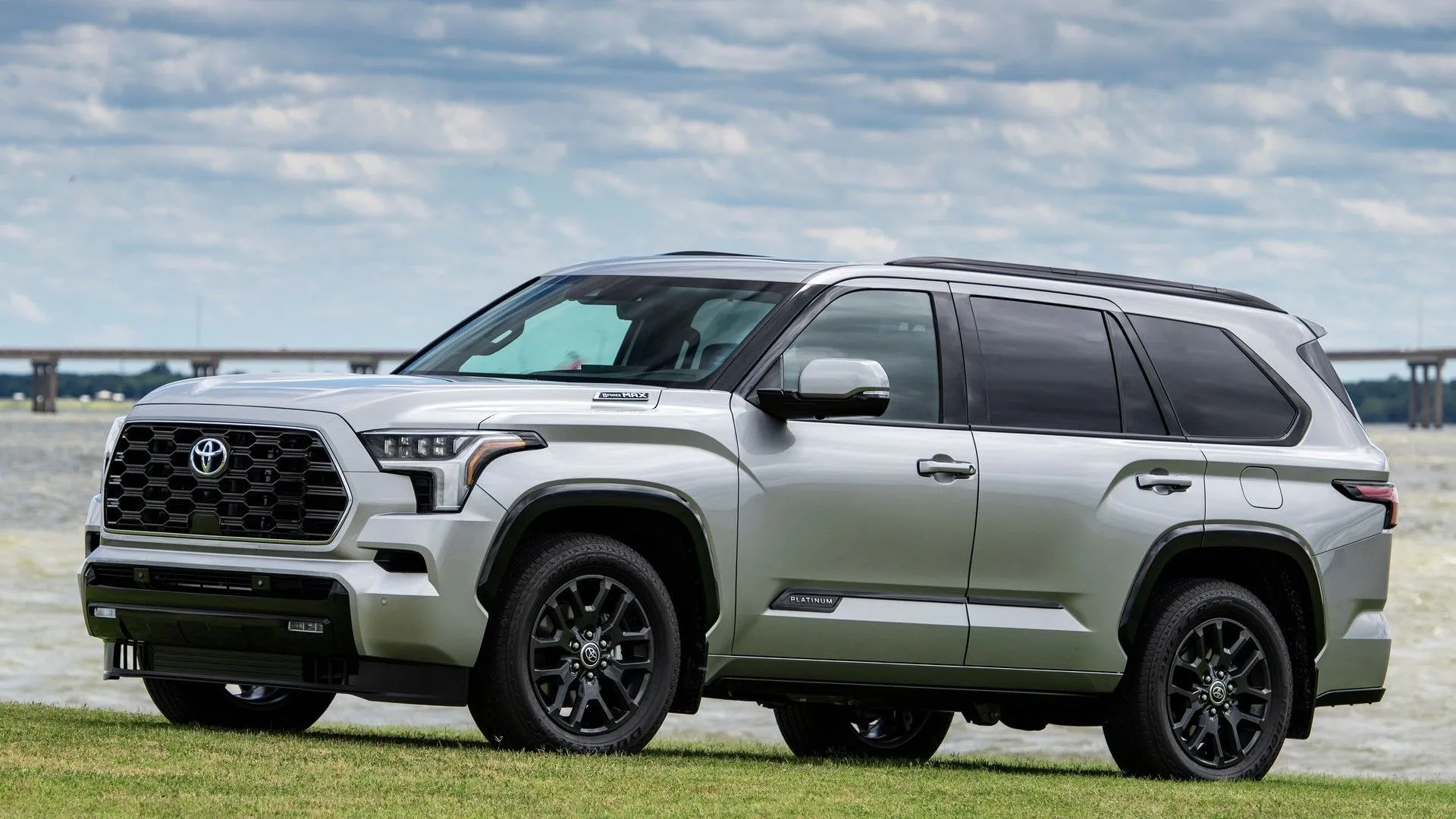 Hình ảnh góc 3/4 phía trước của Toyota Sequoia 2023